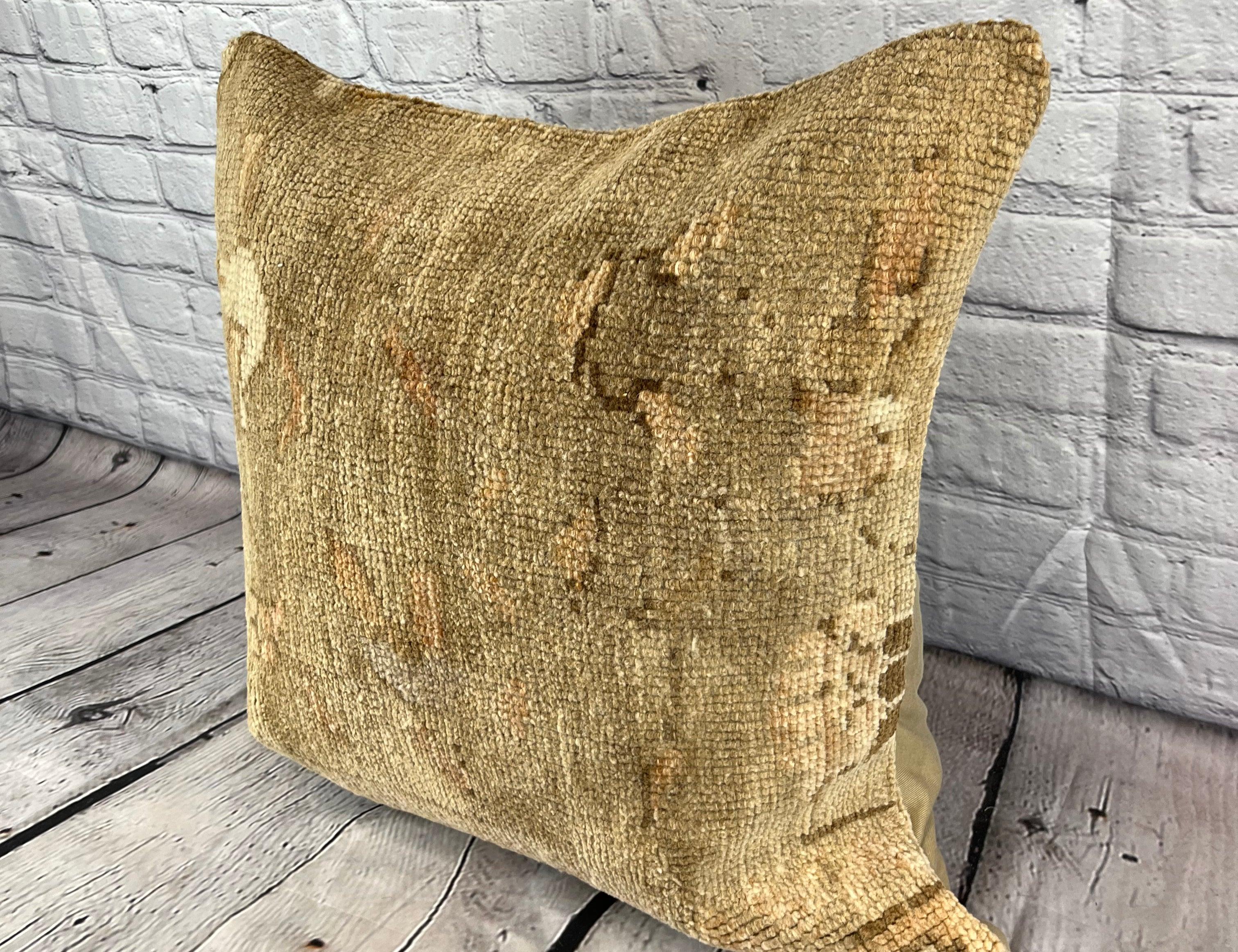 20 x 20 Cuscino Rug Sapphire Dreams Turkish Pillow Cushion Cover #7635 Migliora l'arredamento della tua casa con il nostro cuscino Rug Pillow Turkish. Questo squisito copricuscino, meticolosamente tessuto a mano, dona un tocco di eleganza e di