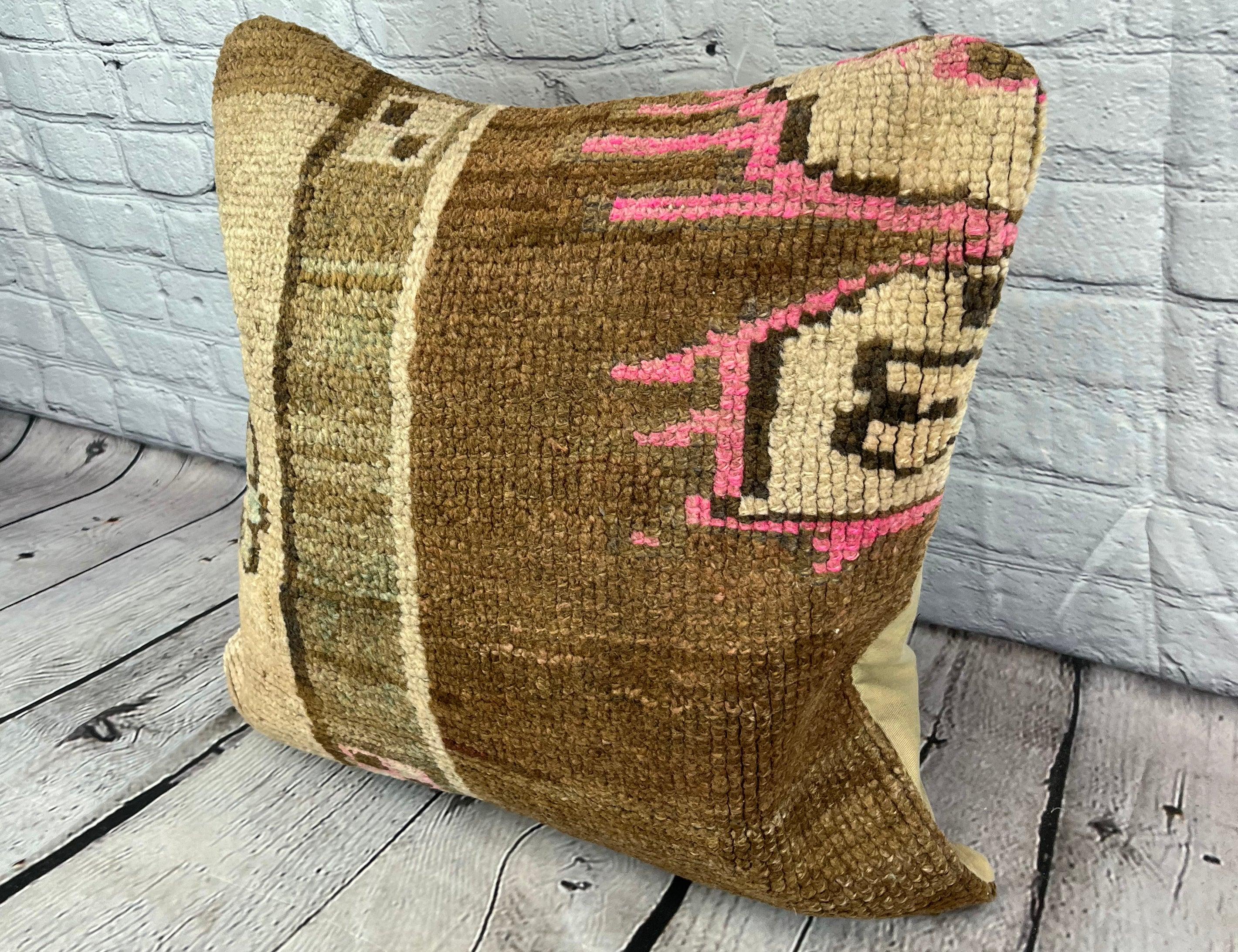 20 x 20 Rug Pillow Sapphire Serenade Turkish Pillow Cushion Cover #7646 Migliora l'arredamento della tua casa con il nostro Rug Pillow Turkish Rug Cushion. Questo squisito copricuscino, meticolosamente tessuto a mano, dona un tocco di eleganza e di