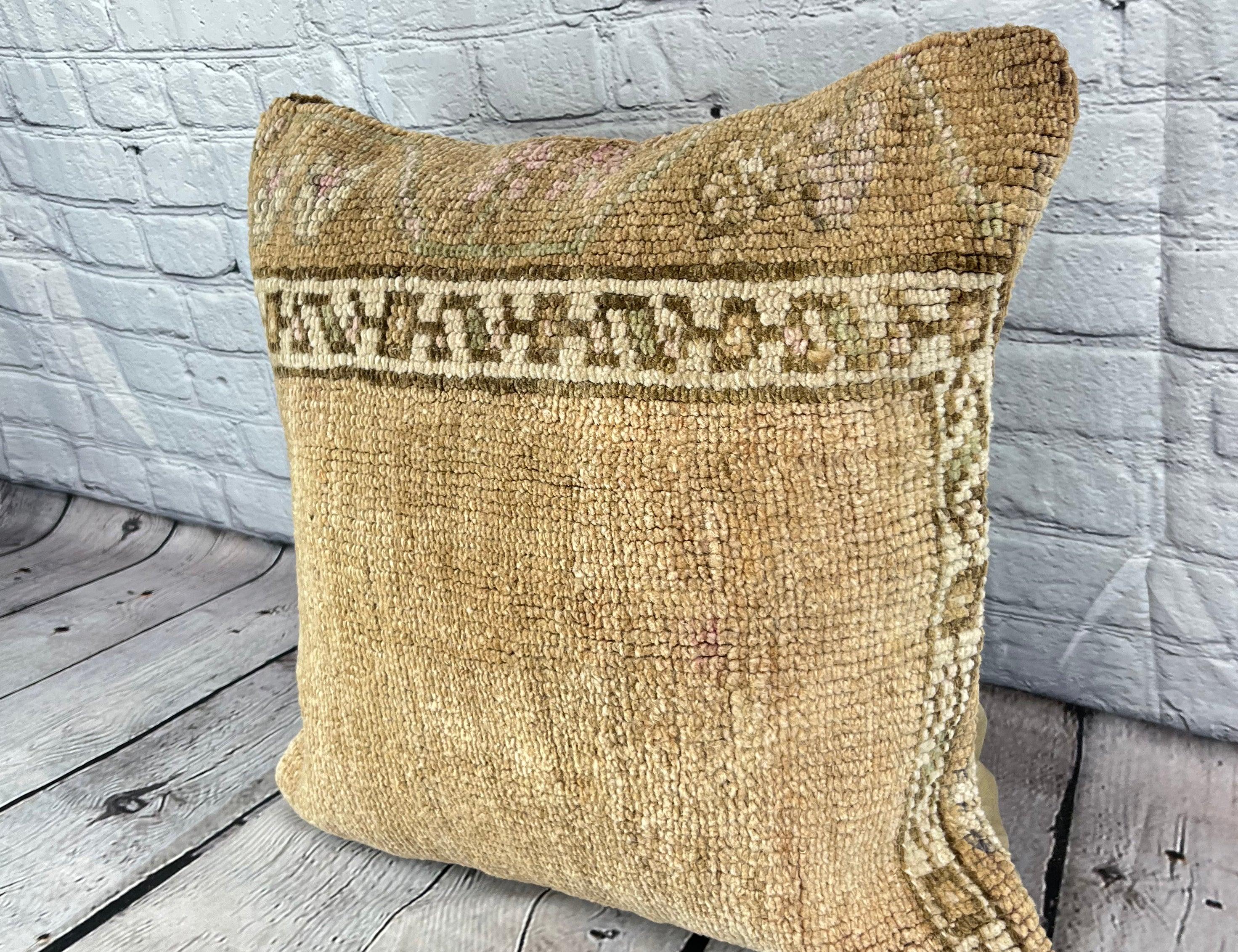 20 x 20 Cuscino Rug Sapphire Tranquil Turkish Pillow Cushion Cover #7628 Migliora l'arredamento della tua casa con il nostro cuscino Rug Pillow Turkish Rug Cushion. Questo squisito copricuscino, meticolosamente tessuto a mano, dona un tocco di