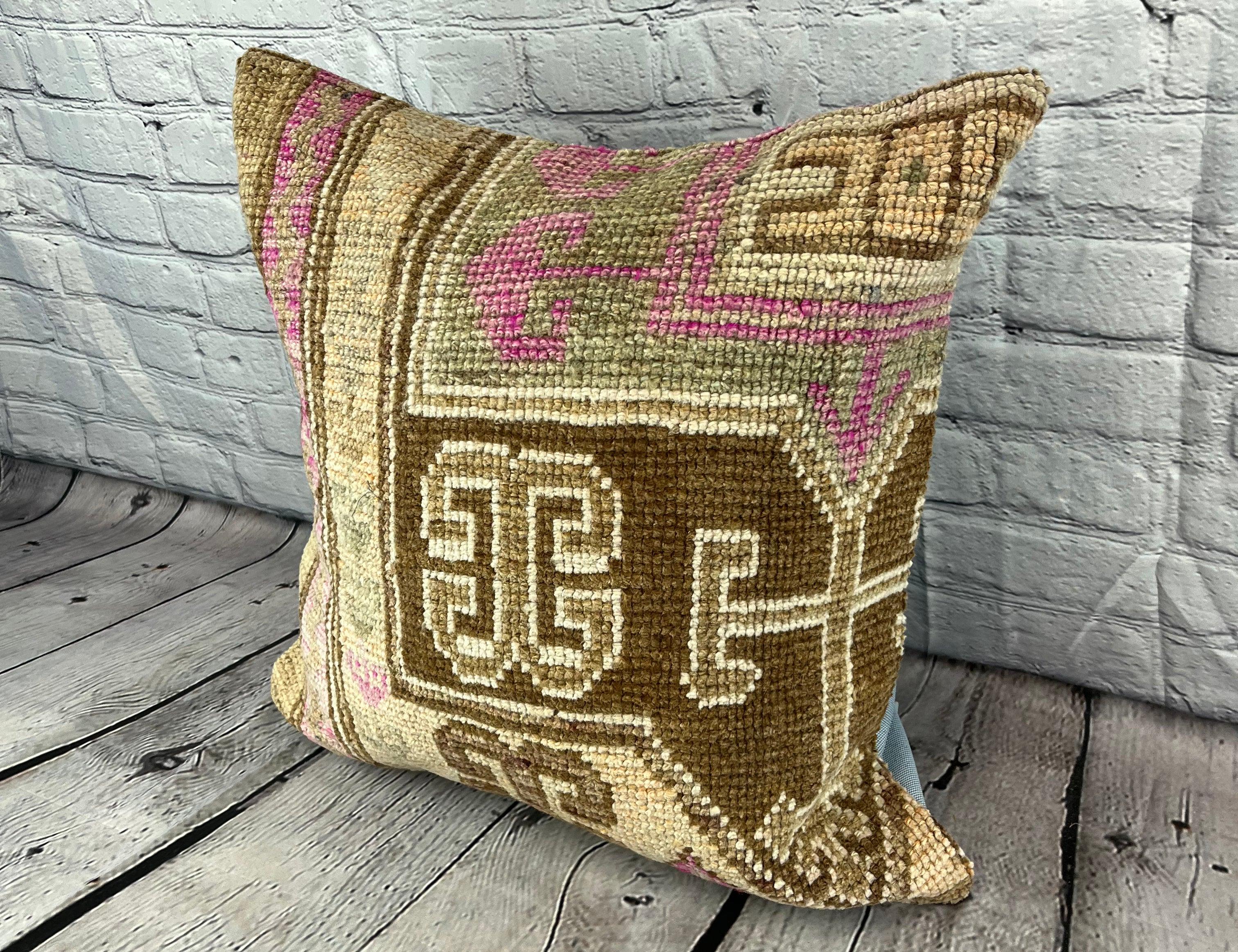 20 x 20 Rug Pillow Sapphire Twilight Turkish Pillow Cushion Cover #7403 Migliora l'arredamento della tua casa con il nostro Rug Pillow Turkish Rug Cushion. Questo squisito copricuscino, meticolosamente tessuto a mano, dona un tocco di eleganza e di