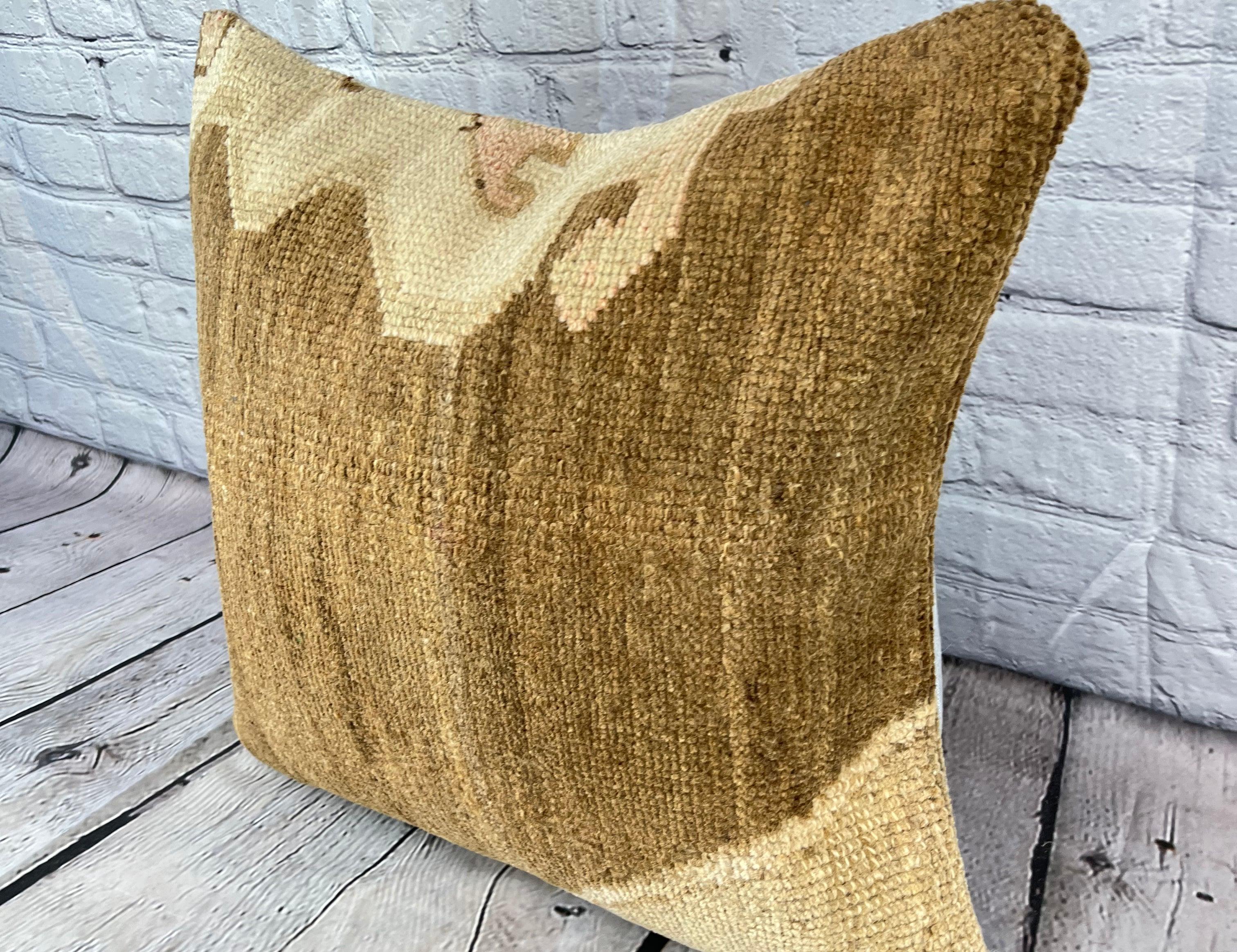 20 x 20 Rug Pillow Seraphic Bliss Turkish Pillow Cushion Cover #6703 Migliora l'arredamento della tua casa con il nostro Rug Pillow Turkish Rug Cushion. Questo squisito copricuscino, meticolosamente tessuto a mano, dona un tocco di eleganza e di