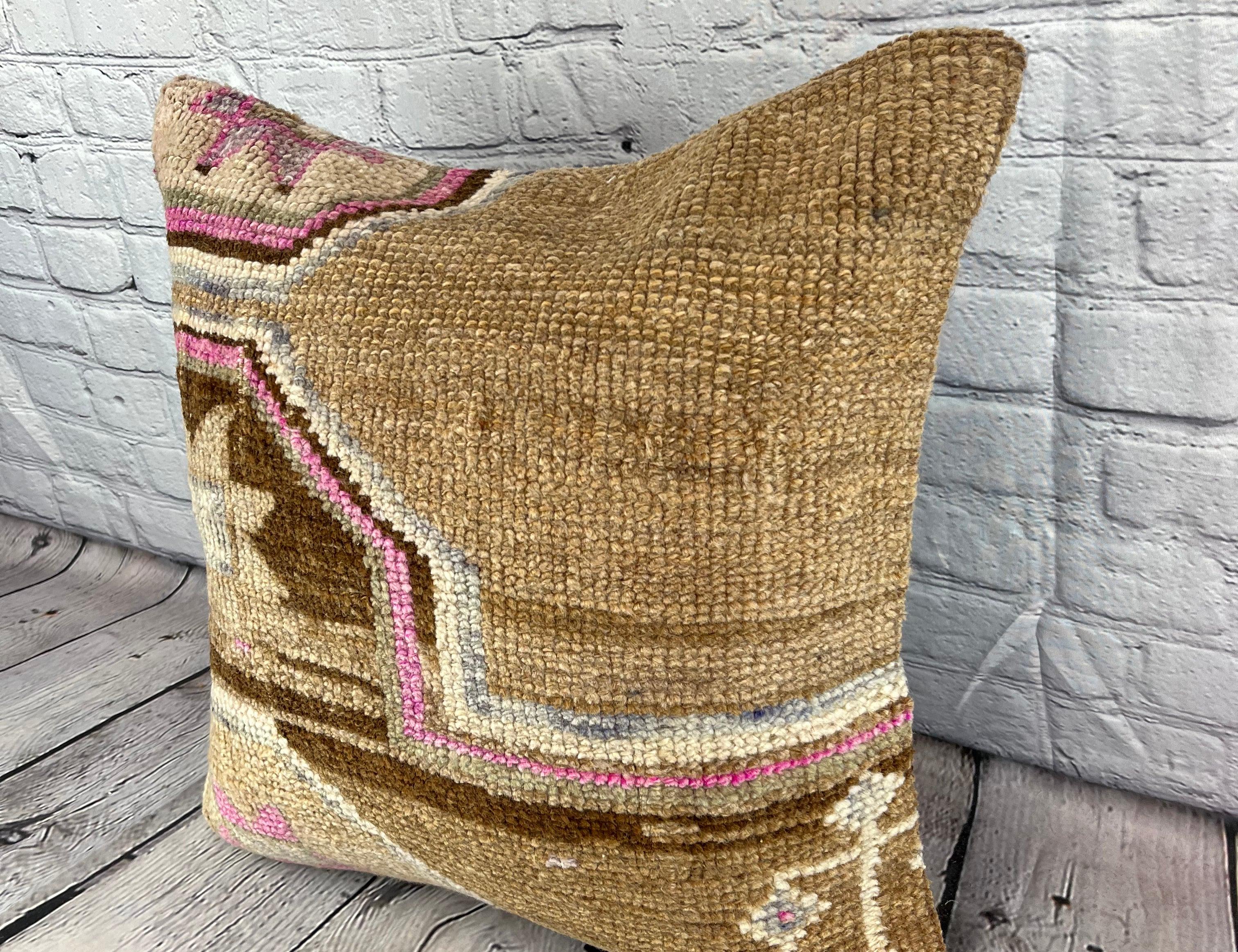 20 x 20 Cuscino Rug Serenade Glade Turkish Pillow Cushion Cover #7353 Migliora l'arredamento della tua casa con il nostro cuscino Rug Pillow Turkish. Questo squisito copricuscino, meticolosamente tessuto a mano, dona un tocco di eleganza e di