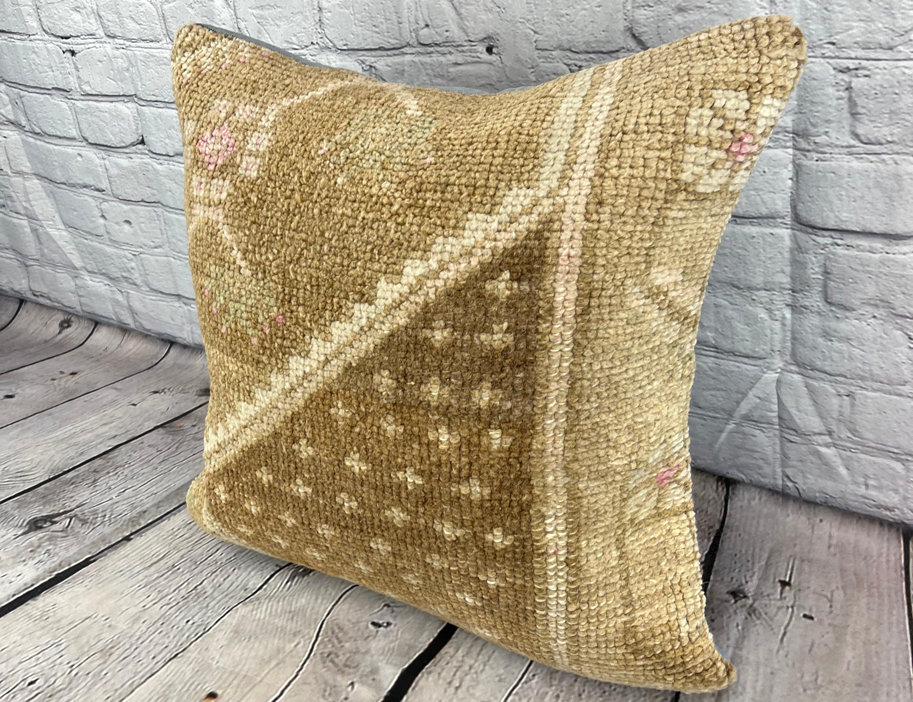 20 x 20 Cuscino Tappeto Serenity Haven Cuscino Turco Copricuscino #7386 Migliora l'arredamento della tua casa con il nostro Cuscino Tappeto Turco. Questo squisito copricuscino, meticolosamente tessuto a mano, dona un tocco di eleganza e di eredità