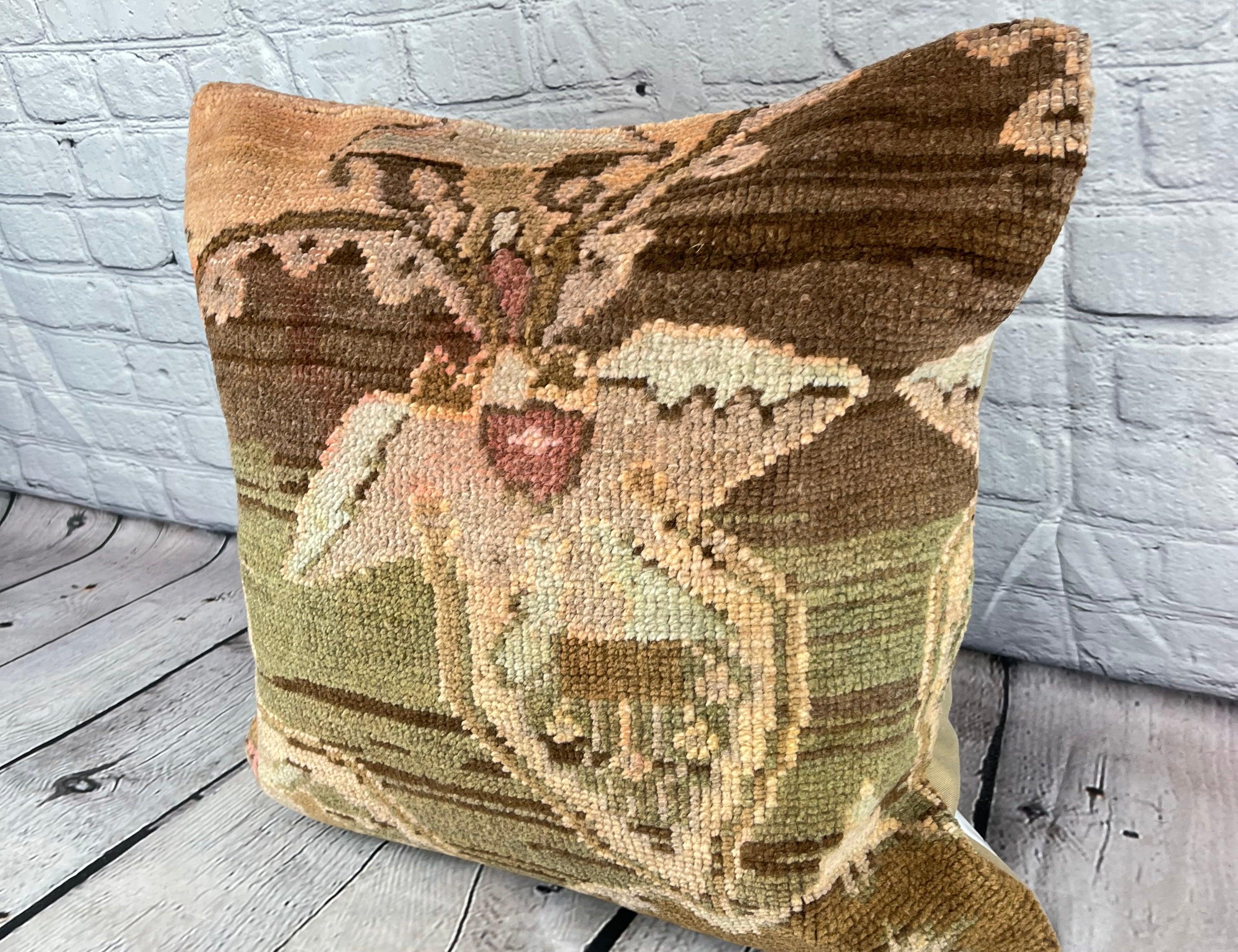 20 x 20 Cuscino Rug Sultanate Golden Turkish Pillow Cushion Cover #7642 Migliora l'arredamento della tua casa con il nostro Cuscino Rug Turkish Rug Cushion. Questo squisito copricuscino, meticolosamente tessuto a mano, dona un tocco di eleganza e di