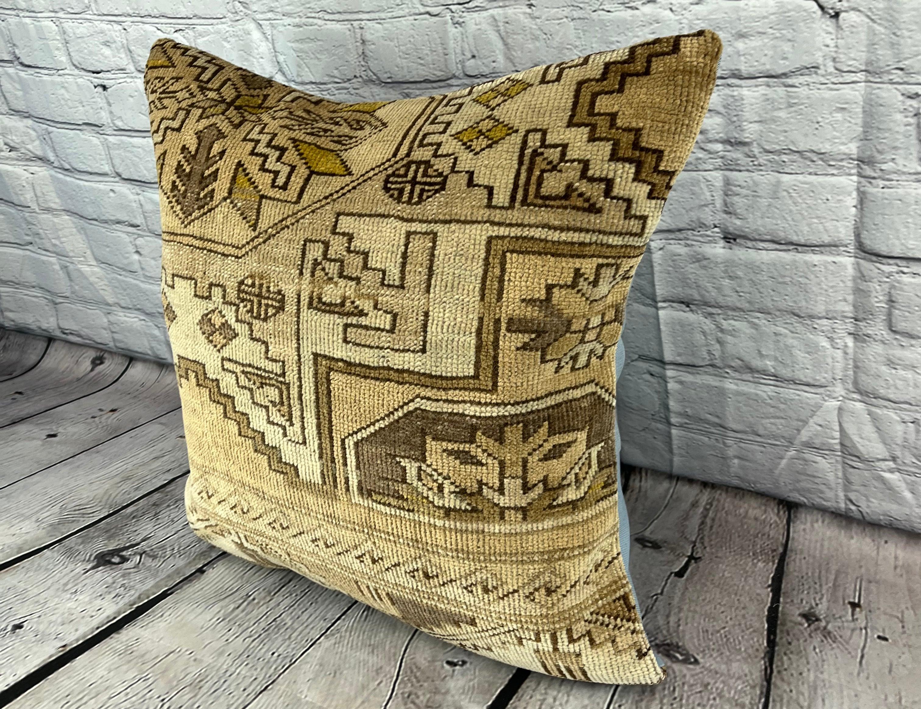 20 x 20 Rug Pillow Sultanate Golden Twilight Turkish Pillow Cushion Cover #7389 Migliora l'arredamento della tua casa con il nostro Rug Pillow Turkish Rug Cushion. Questo squisito copricuscino, meticolosamente tessuto a mano, dona un tocco di