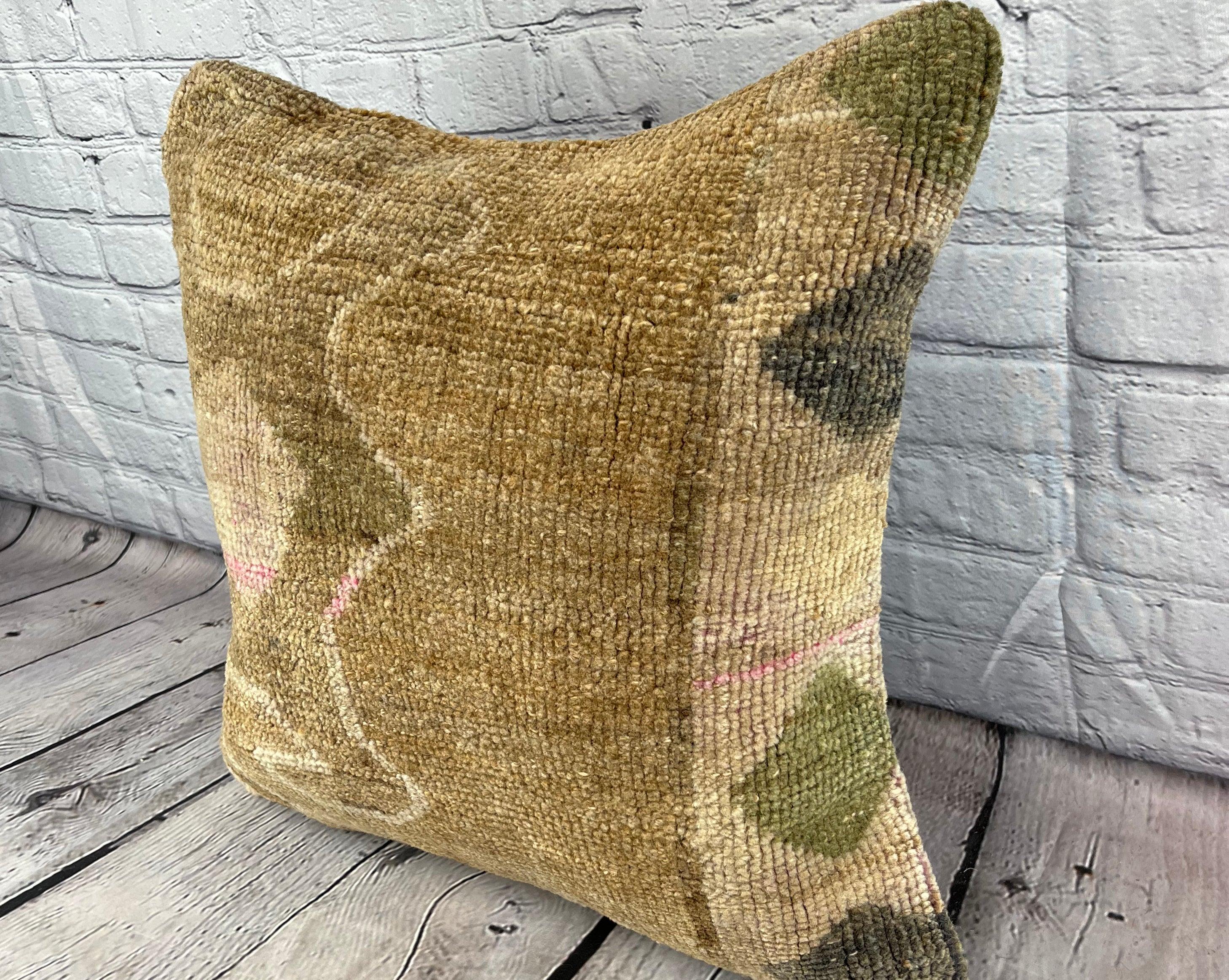 20 x 20 Cuscino Tappeto Topkapi Etereo Turco Copricuscino #7342 Migliora l'arredamento della tua casa con il nostro Cuscino Tappeto Turco. Questo squisito copricuscino, meticolosamente tessuto a mano, dona un tocco di eleganza e di eredità culturale