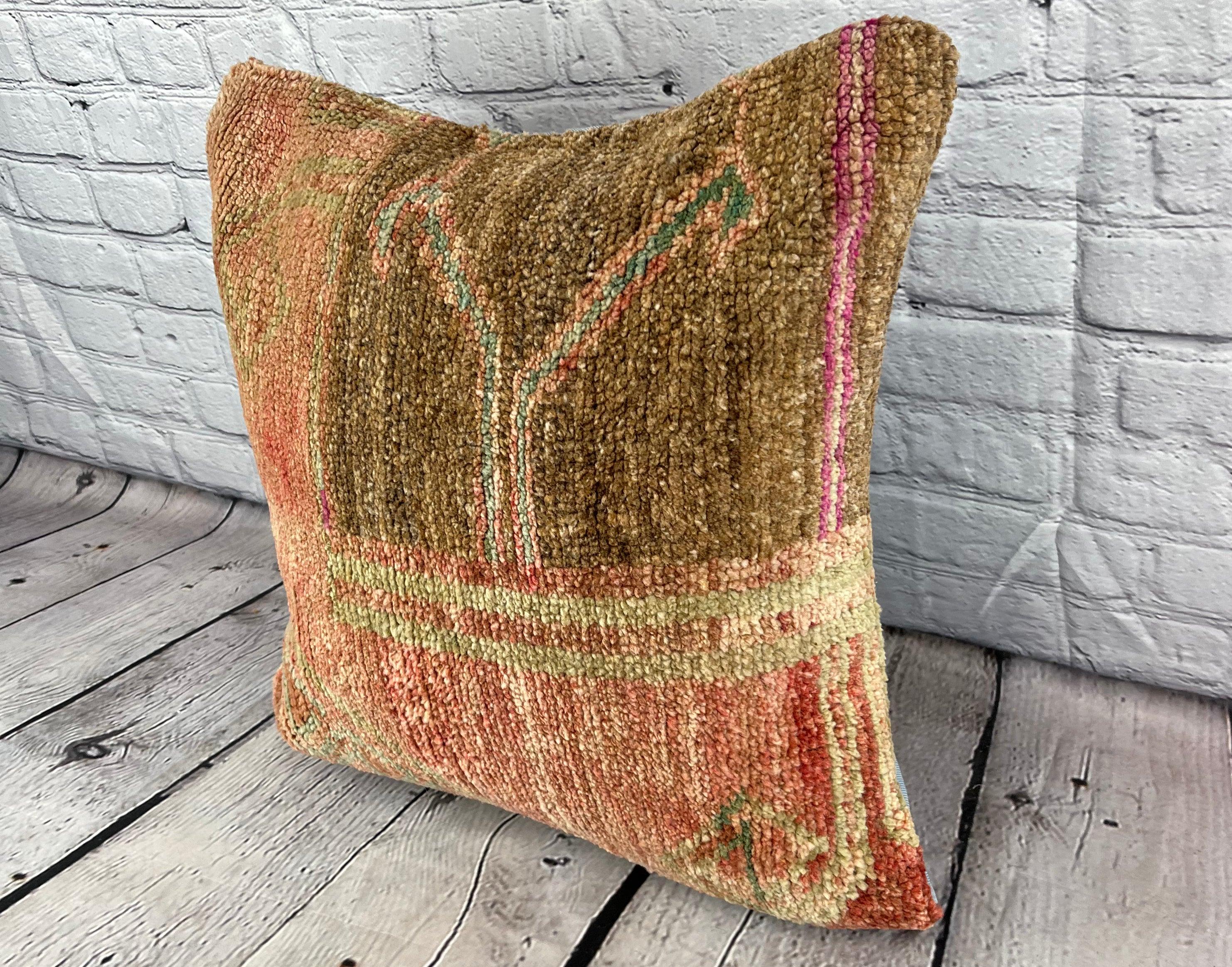 20 x 20 Rug Pillow Tranquil Harbor Turkish Pillow Cushion Cover #7378 Migliora l'arredamento della tua casa con il nostro Rug Pillow Turkish Rug Cushion. Questo squisito copricuscino, meticolosamente tessuto a mano, dona un tocco di eleganza e di