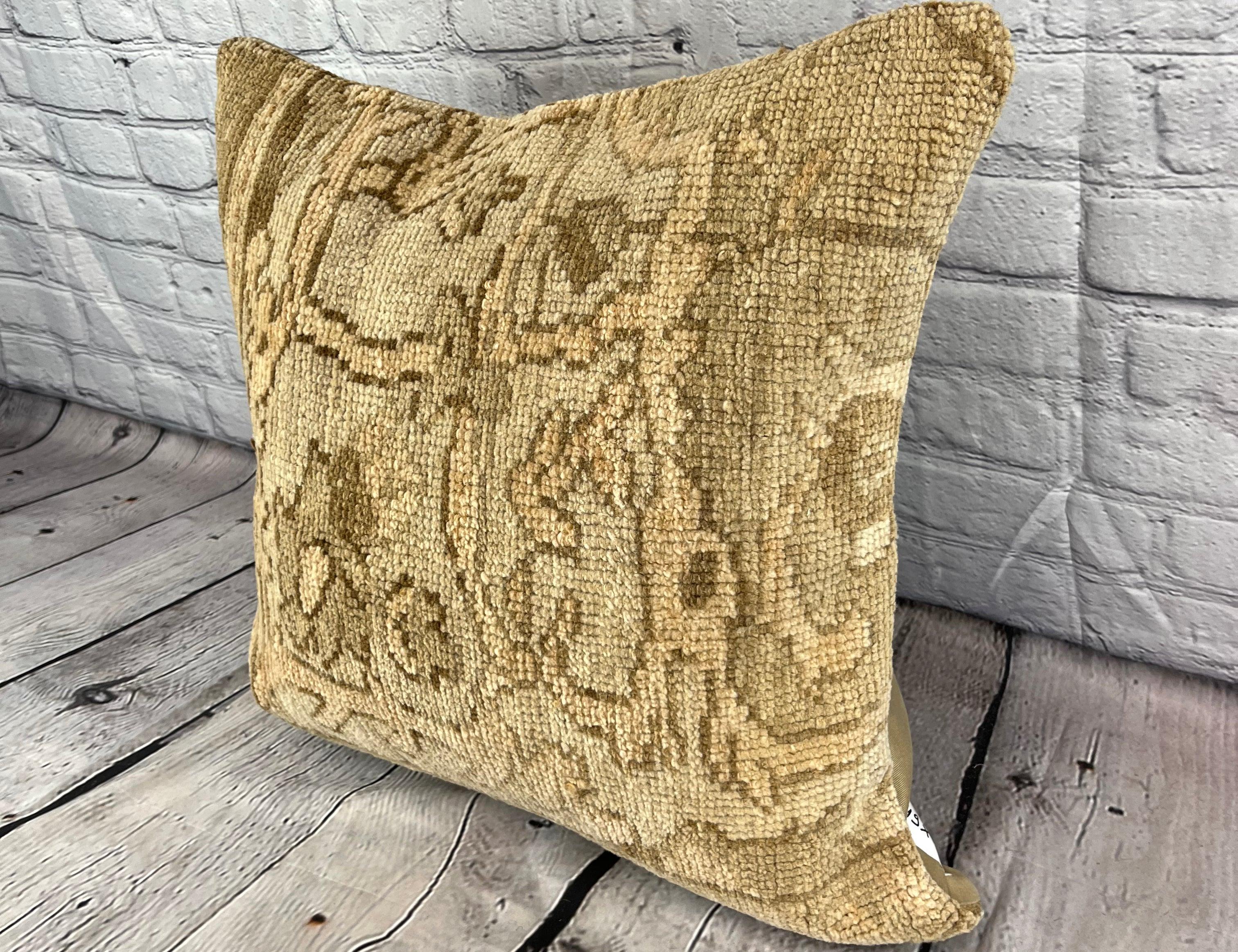 20 x 20 Rug Pillow Tranquil Mirage Turkish Pillow Cushion Cover #7639 Migliora l'arredamento della tua casa con il nostro Rug Pillow Turkish Rug Cushion. Questo squisito copricuscino, meticolosamente tessuto a mano, dona un tocco di eleganza e di