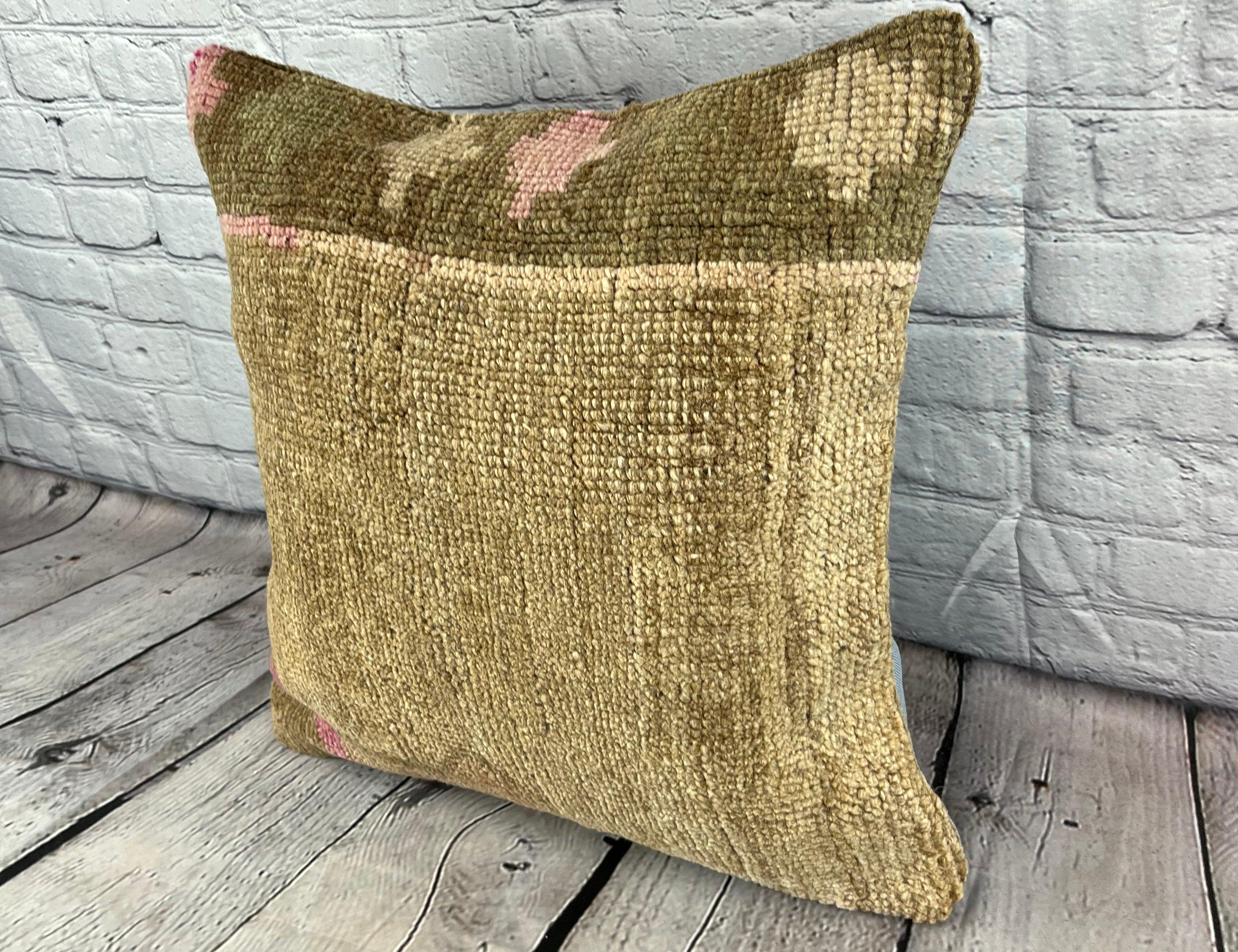 20 x 20 Rug Pillow Tranquility Trails Turkish Pillow Cushion Cover #7366 Migliora l'arredamento della tua casa con il nostro Rug Pillow Turkish Rug Cushion. Questo squisito copricuscino, meticolosamente tessuto a mano, dona un tocco di eleganza e di