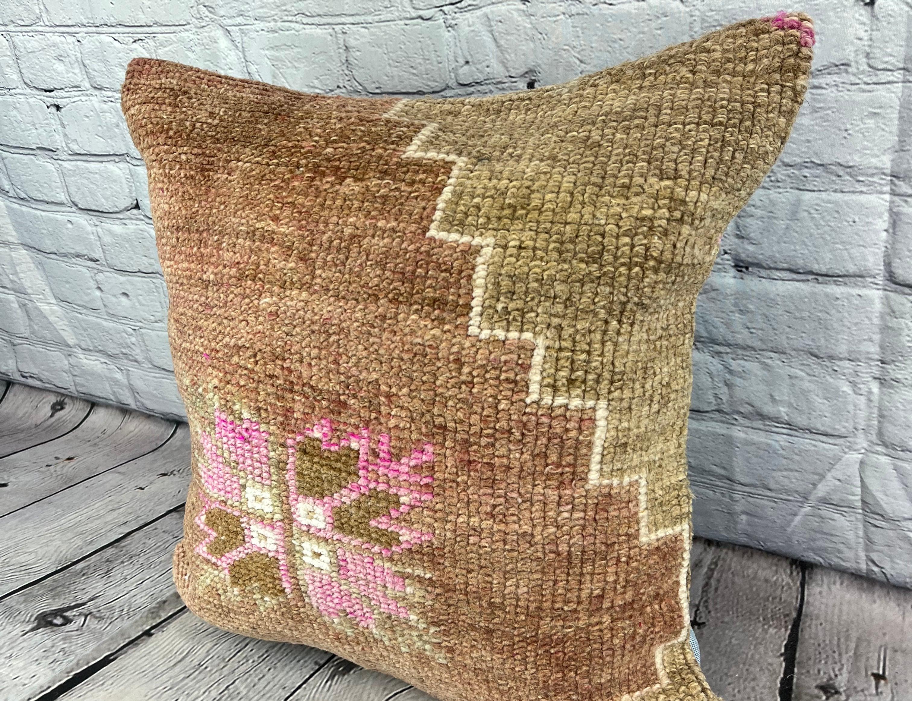 20 x 20 Rug Pillow Velvet Embrace Turkish Pillow Cushion Cover #7405 Améliorez votre décoration intérieure avec notre Rug Pillow Turkish Rug Cushion. Cette exquise housse de coussin, méticuleusement tissée à la main, apporte une touche d'élégance et