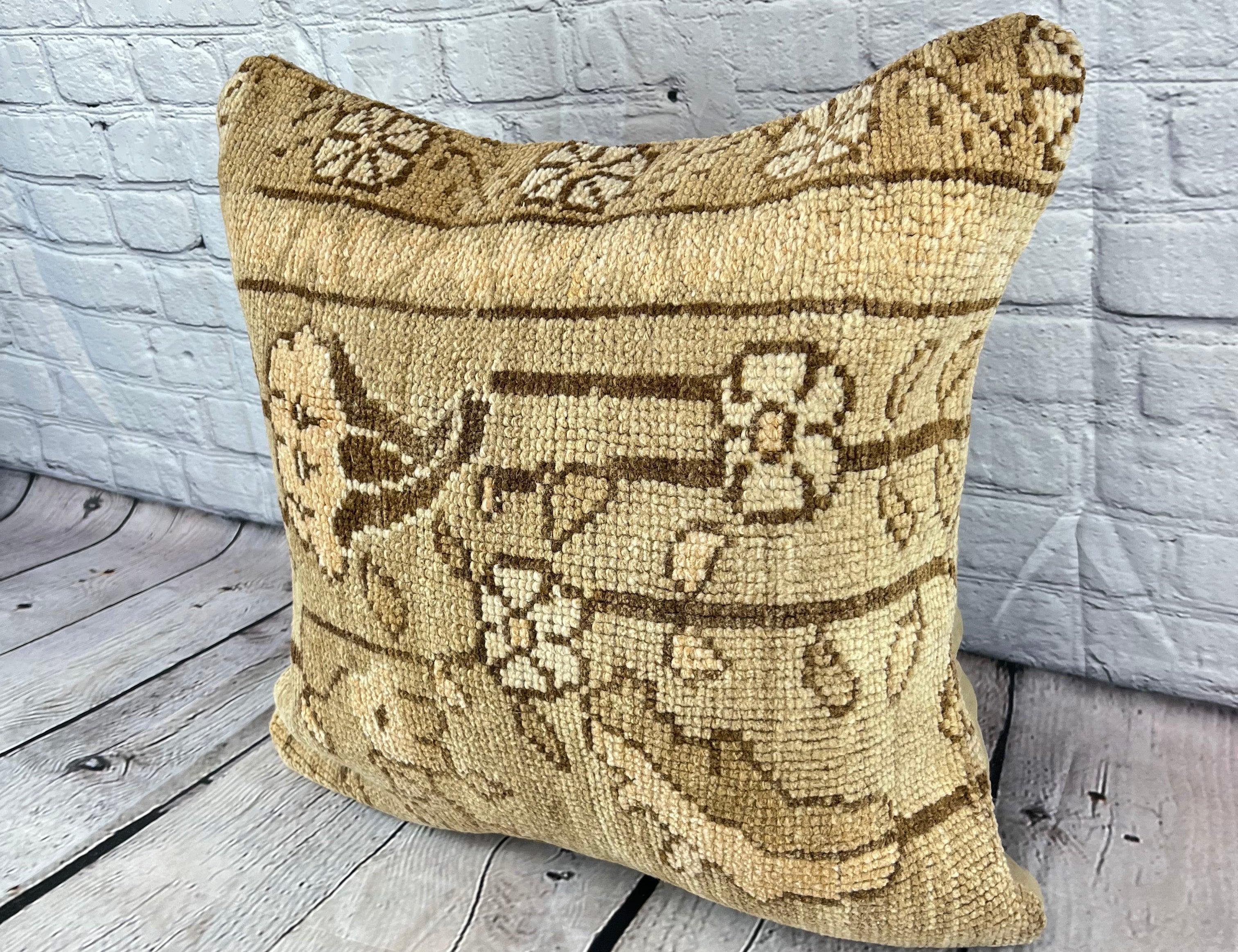 20 x 20 Rug Pillow Velvet Whisper Turkish Pillow Cushion Cover #7605 Améliorez votre décoration intérieure avec notre Rug Pillow Turkish Rug Cushion. Cette exquise housse de coussin, méticuleusement tissée à la main, apporte une touche d'élégance et