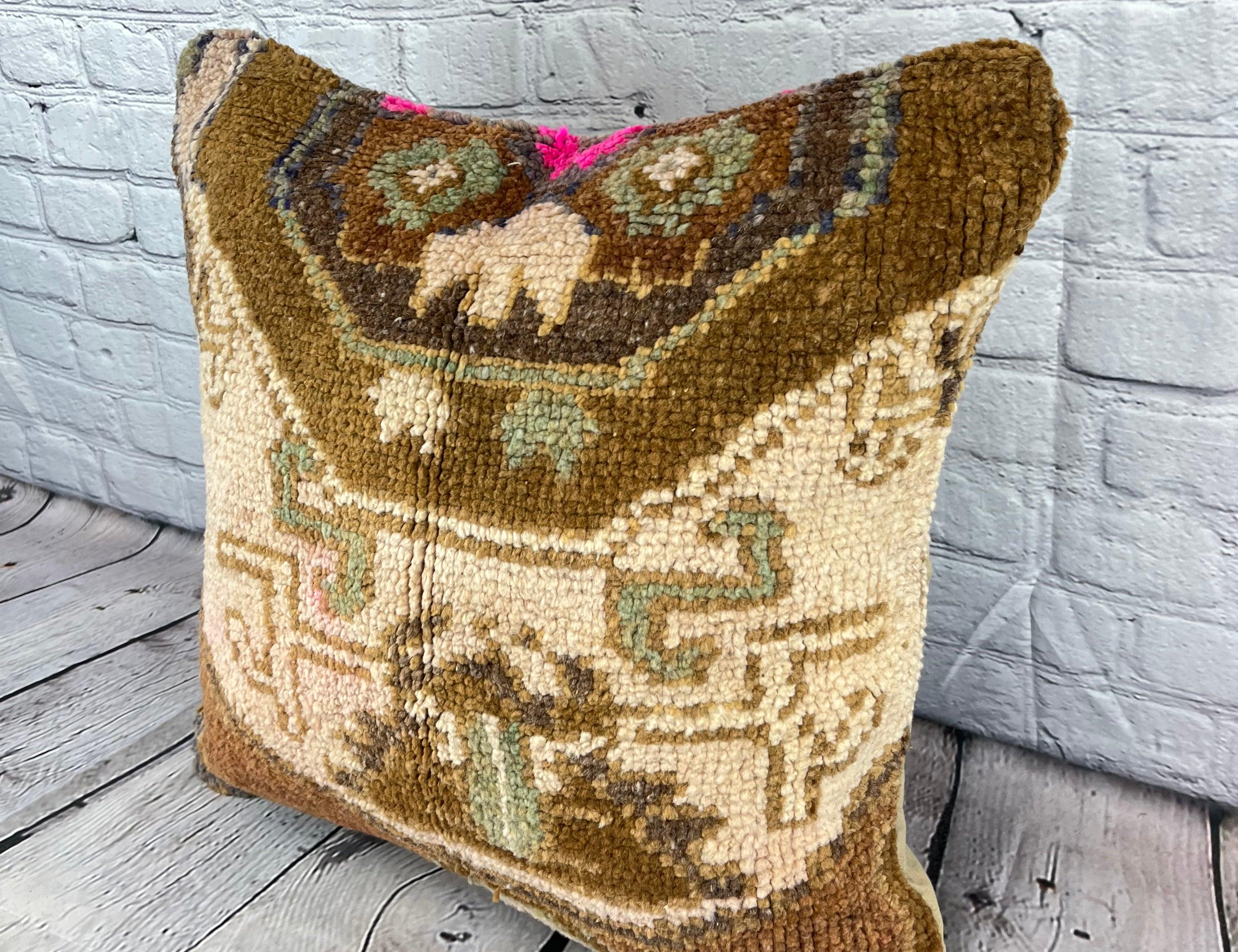20 x 20 Cuscino Rug Whispering Mists Turkish Pillow Cushion Cover #7614 Migliora l'arredamento della tua casa con il nostro cuscino Rug Pillow Turkish Rug Cushion. Questo squisito copricuscino, meticolosamente tessuto a mano, dona un tocco di