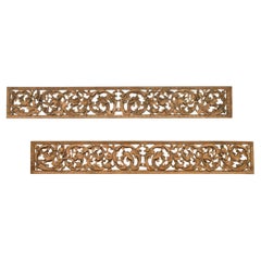 Panneau de temple indonésien en bois sculpté de 20" x 60" avec feuillage à volutes