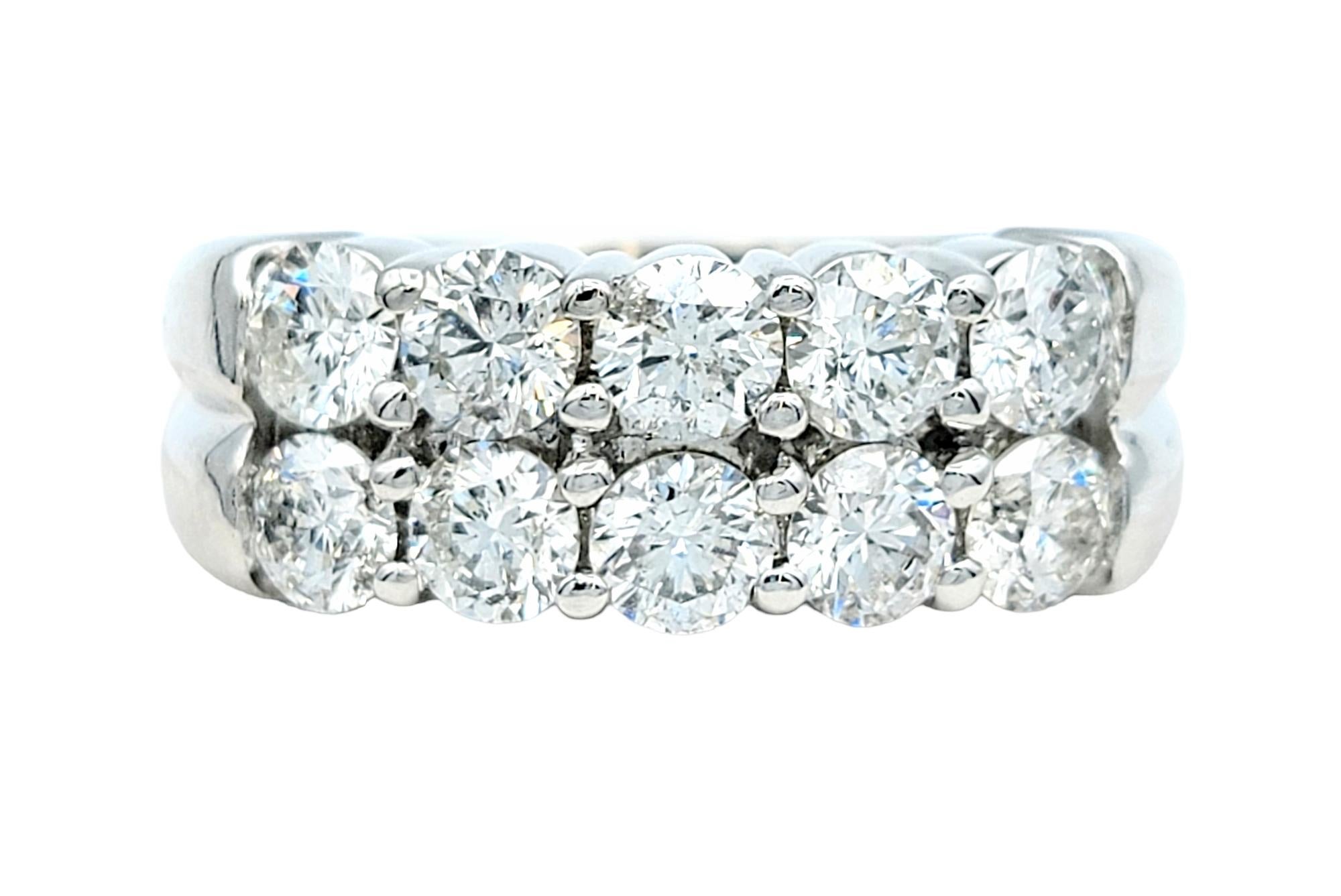 Taille de l'anneau : 6.75

Elegance et sophistication se rejoignent dans ce superbe anneau en or blanc orné de dix diamants ronds exquis. Fabriquée avec précision et passion, cette bague est un témoignage de beauté intemporelle et d'amour