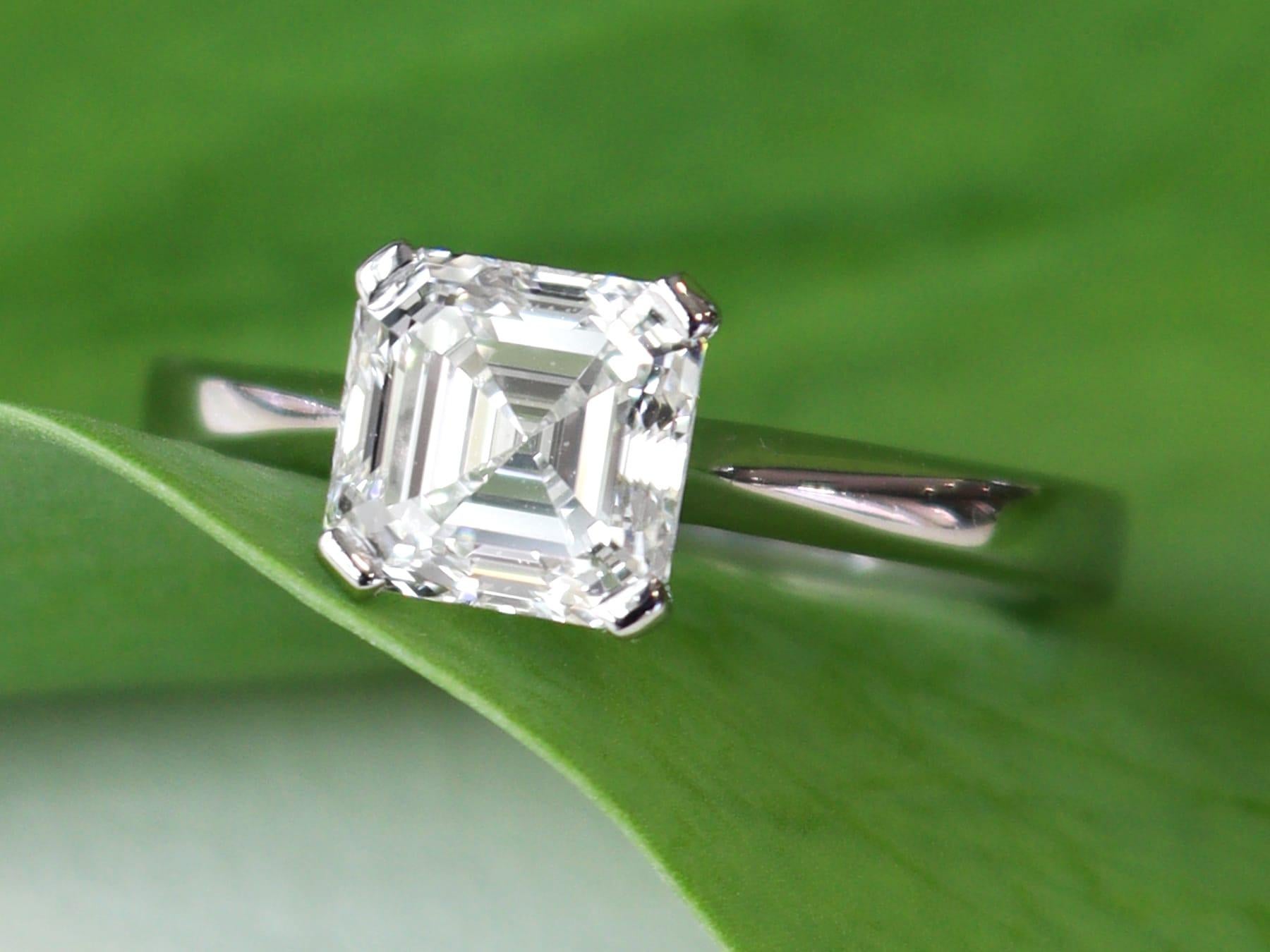 Une magnifique bague de fiançailles contemporaine de 2,00 carats en diamant Asscher en platine, faisant partie de notre gamme variée de bagues de fiançailles en diamant.

Ce magnifique solitaire contemporain en diamant, fin et impressionnant, a été