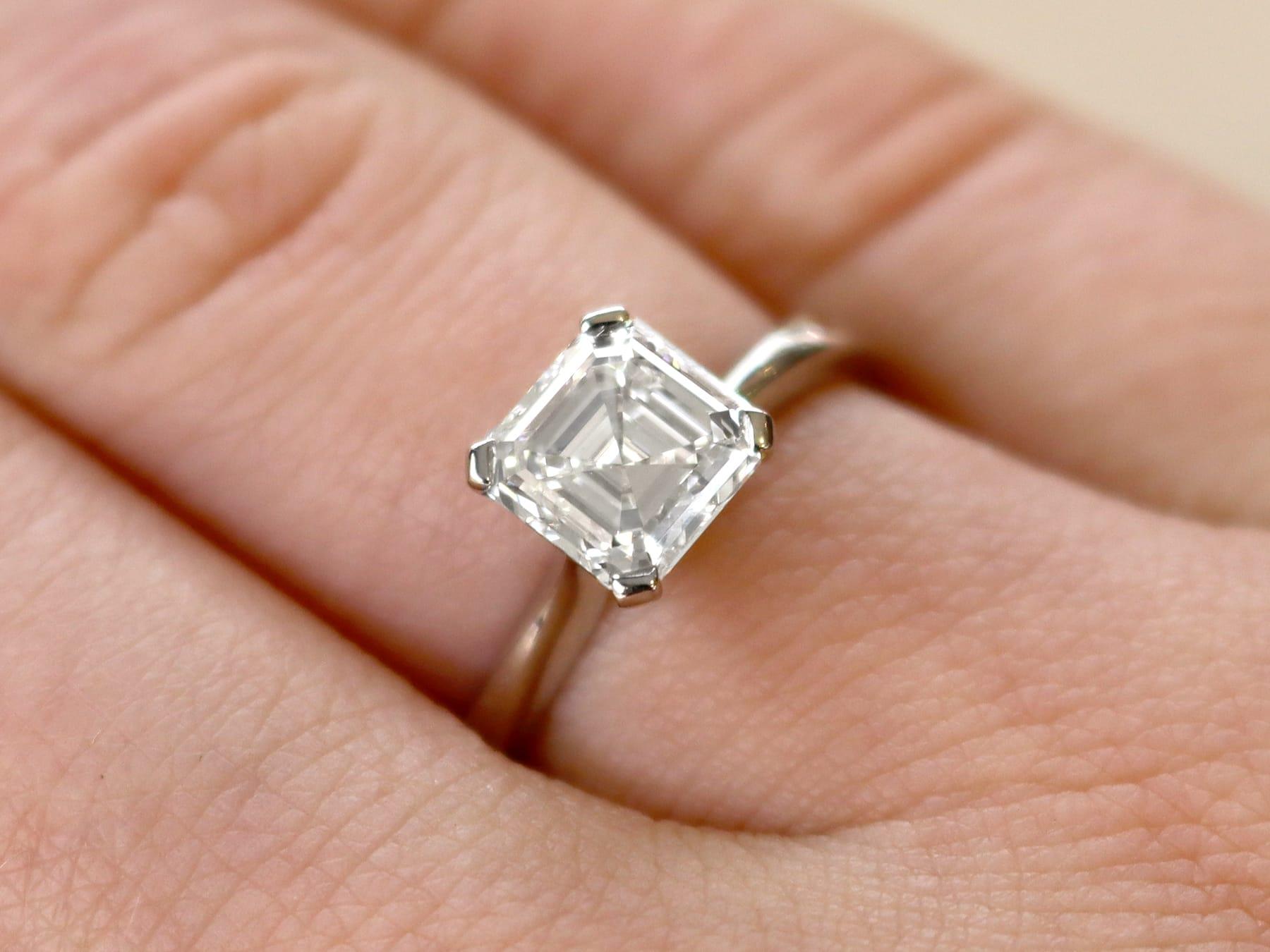 Taille Asscher Bague de fiançailles solitaire en platine avec diamant taille Asscher de 2.00 carat en vente