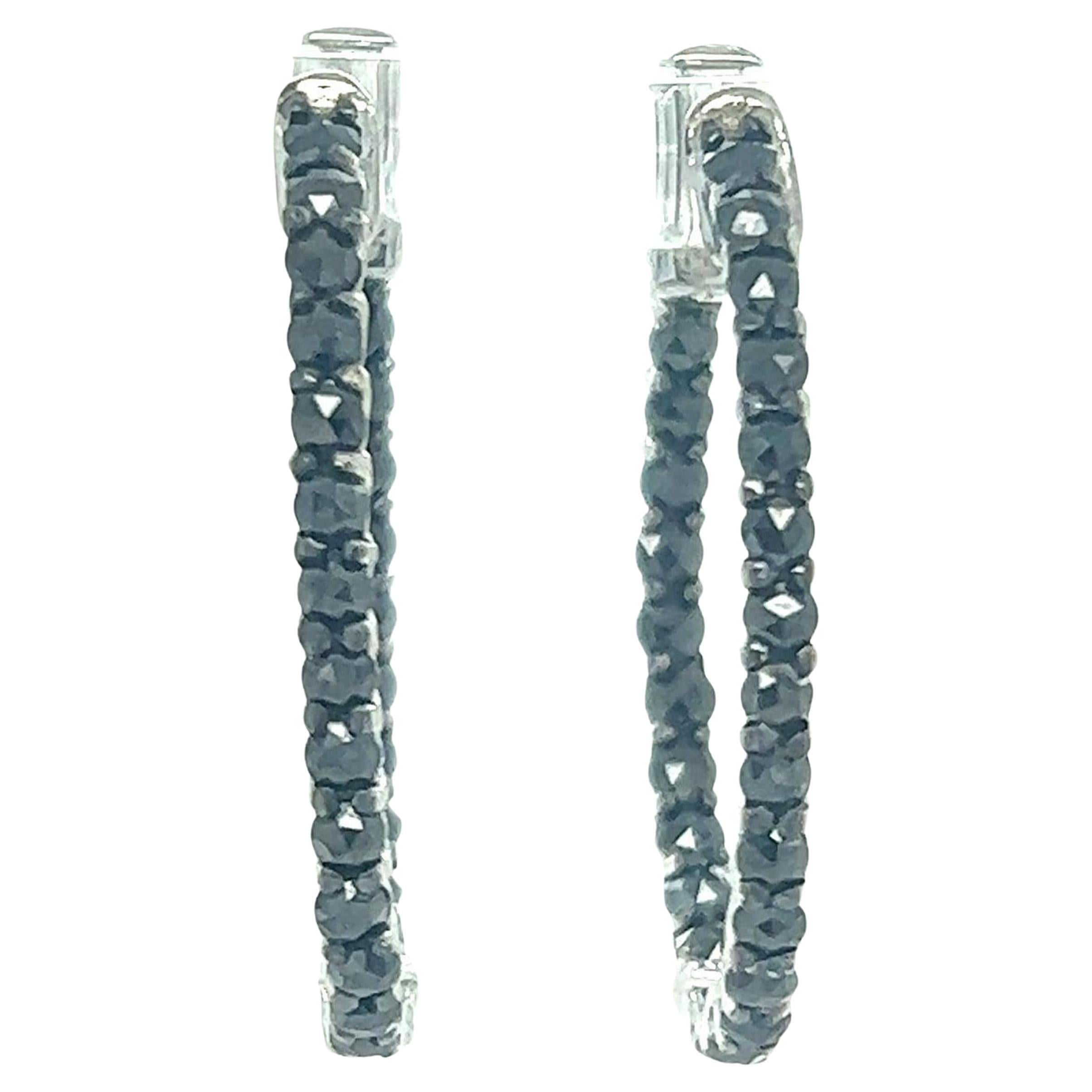 Questi orecchini a cerchio hanno diamanti neri taglio rotondo Nature che pesano 2.00 carati. 

Sono incastonati in oro bianco 14 carati e hanno un peso approssimativo di 7,0 grammi.

I cerchi sono larghi circa 2,5 cm e lunghi 3 cm. 

I gioielli con