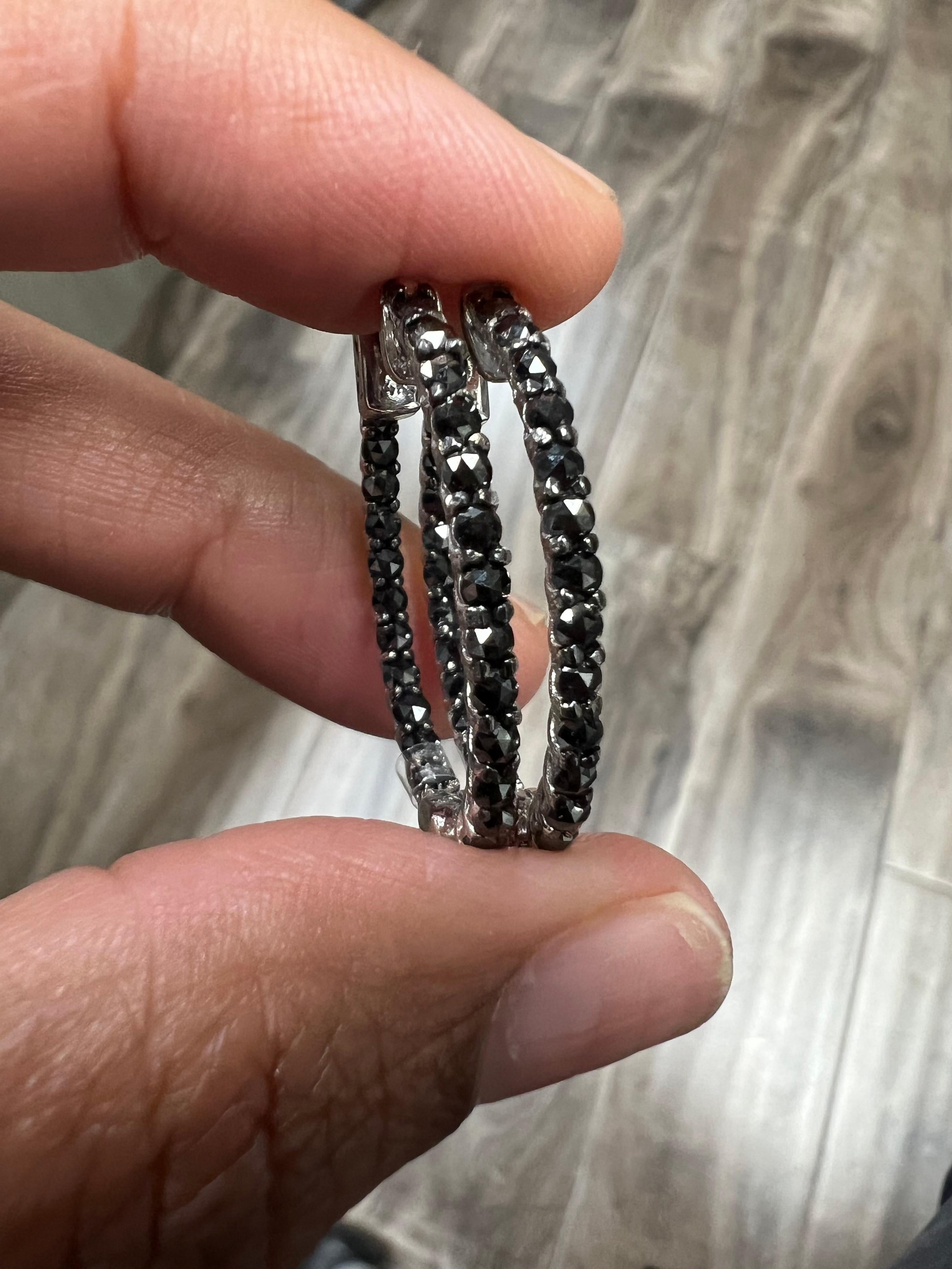 Orecchini a cerchio in oro bianco 14 carati con diamante nero da 2,00 carati in vendita 1