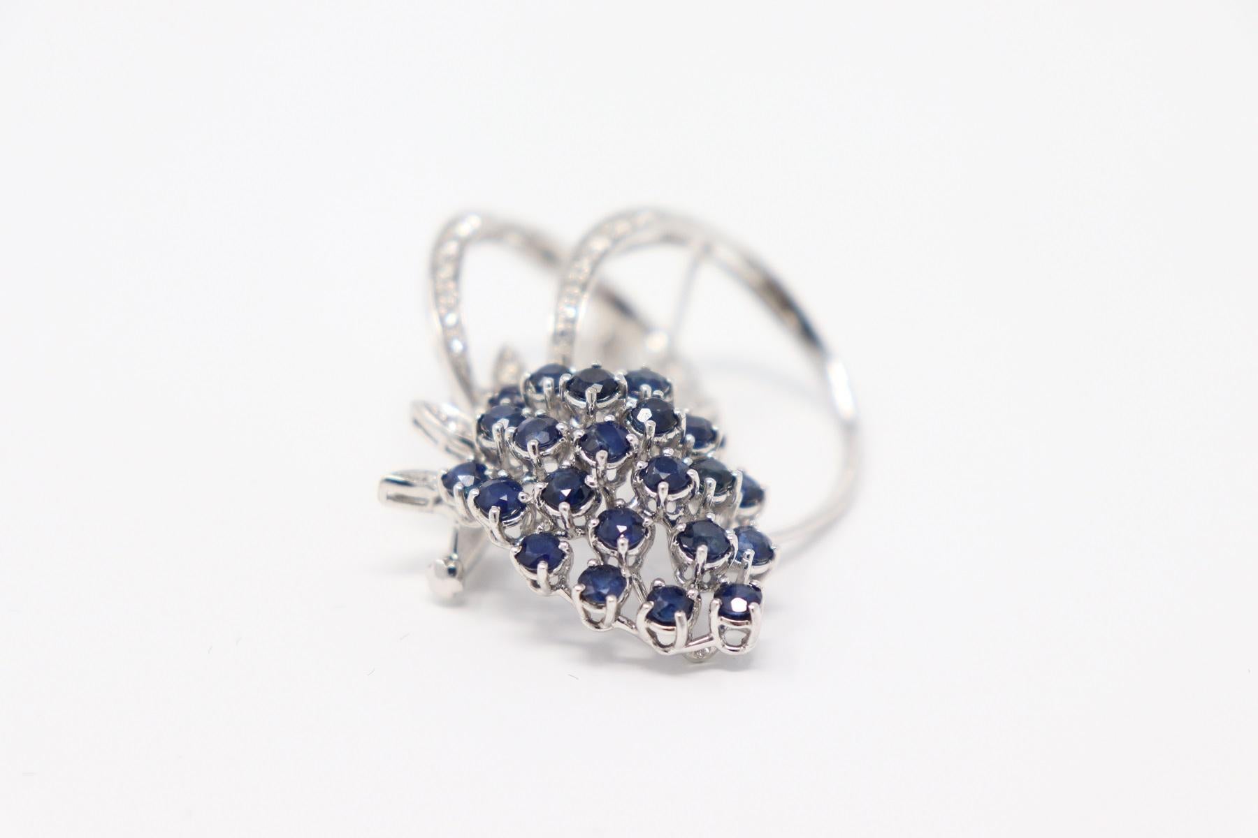 2.00 Carat Blue Sapphire and 0.30 Carat Diamonds White Gold Brooche In New Condition In Bosco Marengo, IT