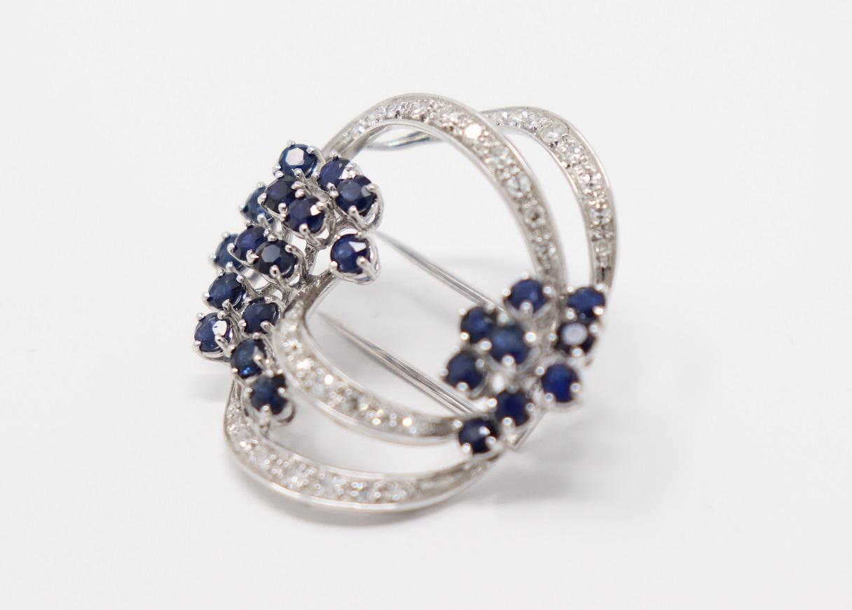 2.00 Carat Blue Sapphire and 0.45 Carat Diamonds White Gold Brooche In New Condition For Sale In Bosco Marengo, IT