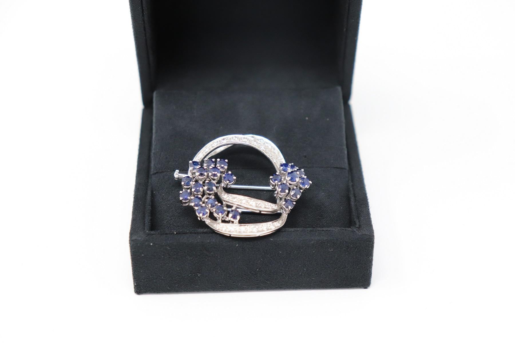 2.00 Carat Blue Sapphire and 0.45 Carat Diamonds White Gold Brooche For Sale 3