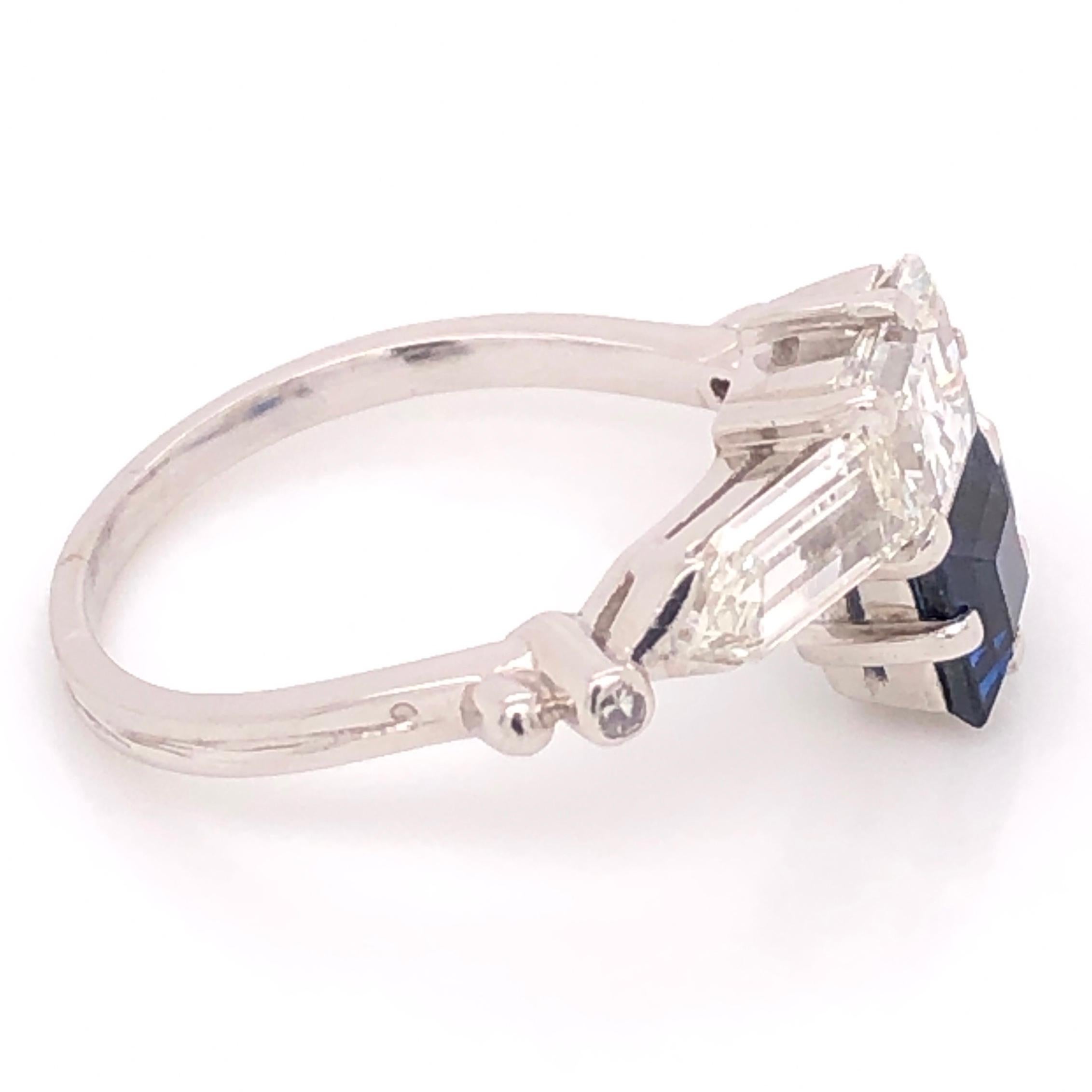 2.00 Carat Blue Sapphire and Diamond Bypass Platinum Ring Fine Estate Jewelry In Excellent Condition In Montreal, QC