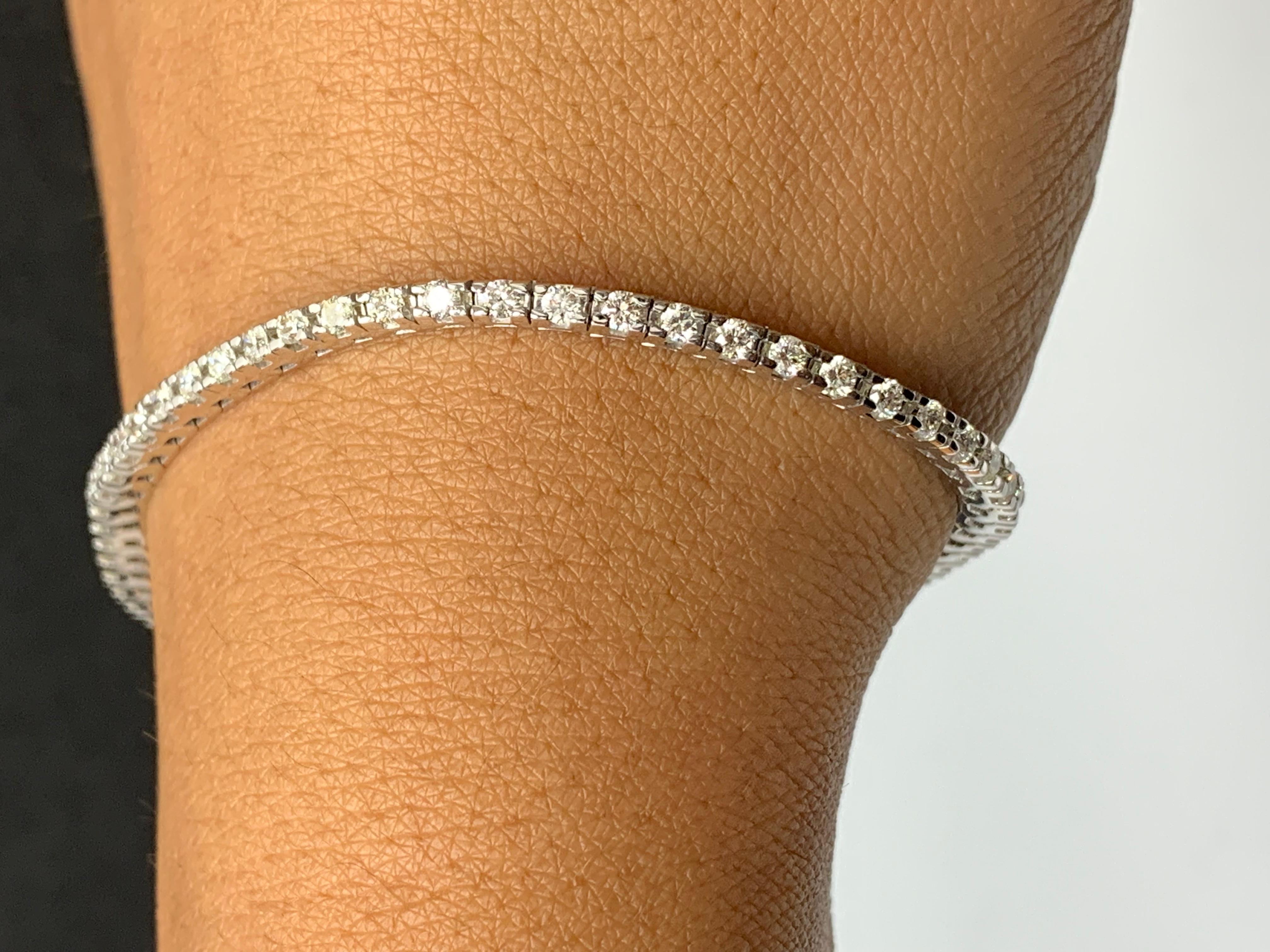 2.00 Carat Brilliant Cut Round Diamond Tennis Bracelet in 14K White Gold In New Condition For Sale In NEW YORK, NY