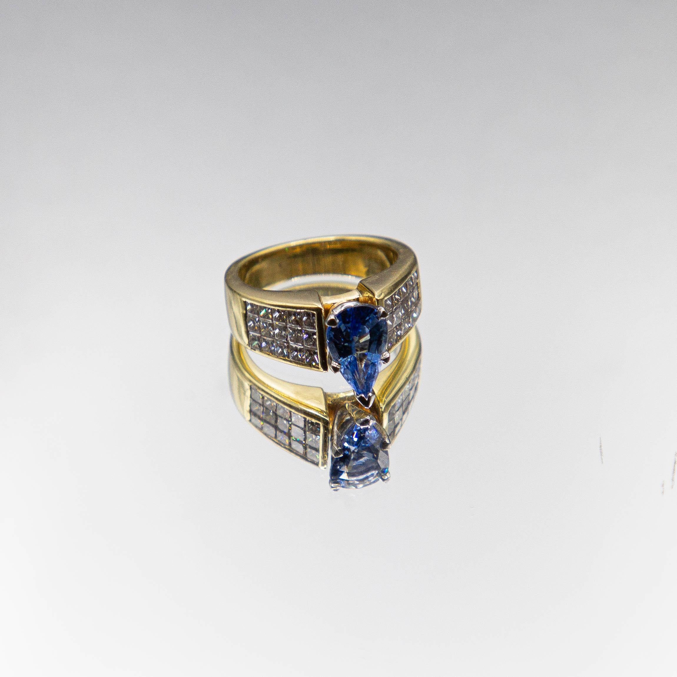 Taille poire Saphir de Ceylan bleu tournesol de 2,00 carats/ 1,50 carat. Diamants/ Bague en platine 18K en vente