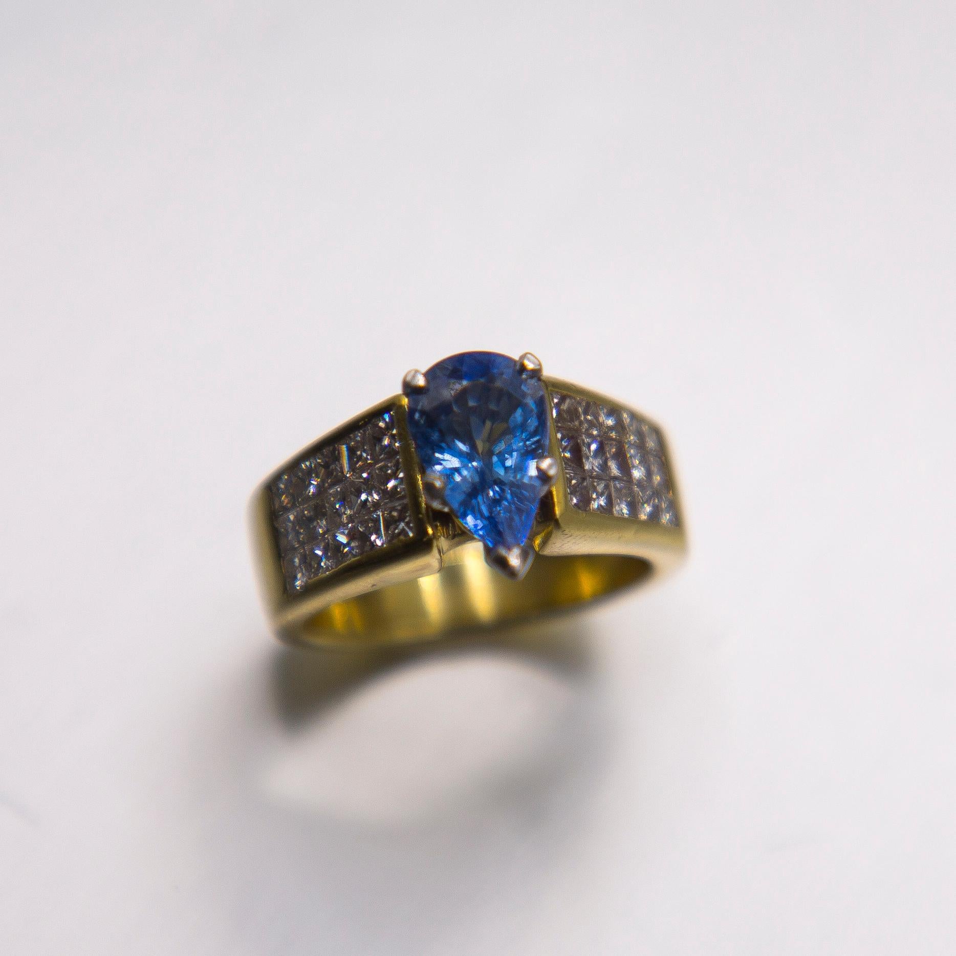 Saphir de Ceylan bleu tournesol de 2,00 carats/ 1,50 carat. Diamants/ Bague en platine 18K en vente 2