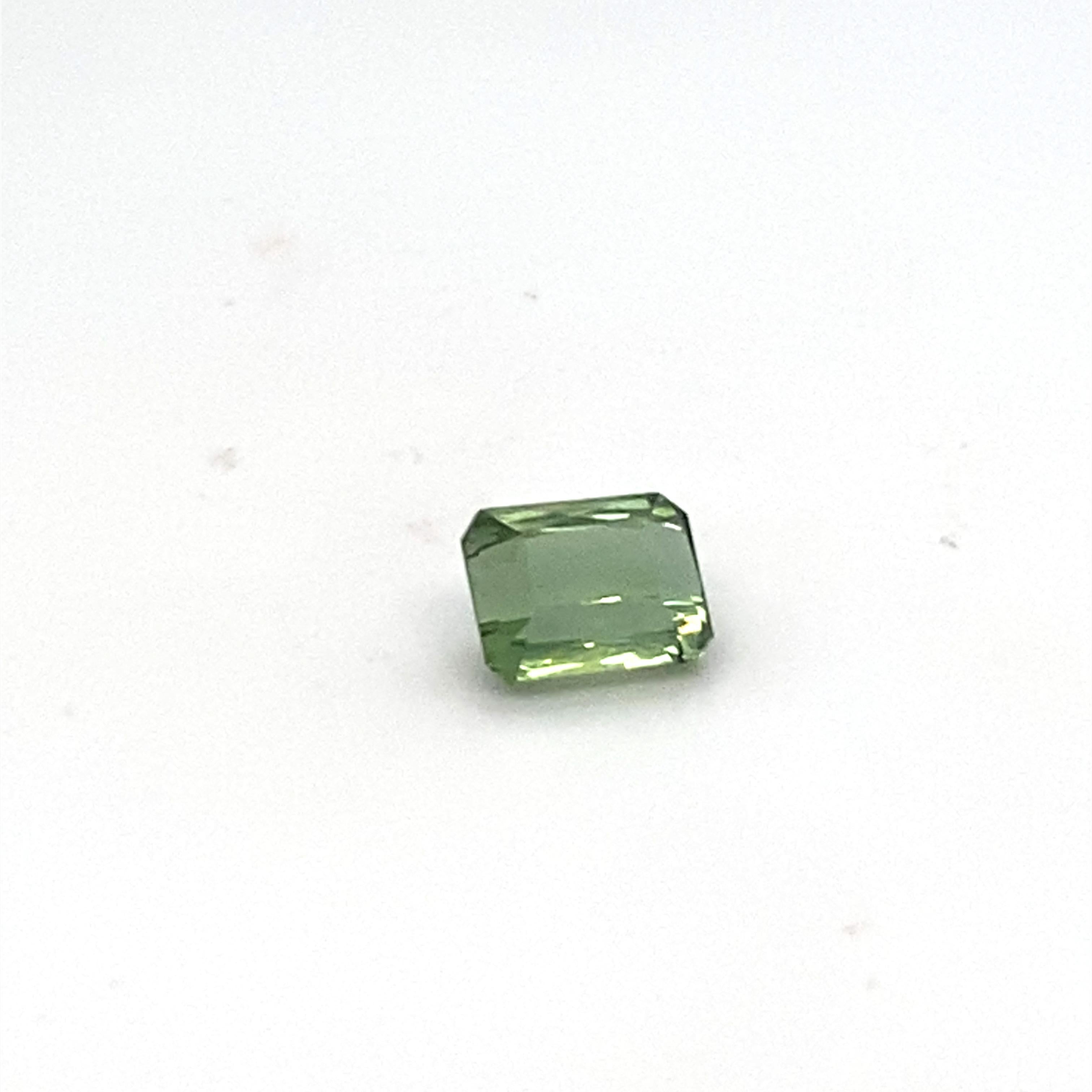 Questa tormalina verde oliva tagliata a cuscino è una gemma naturale tagliata e lucidata a mano. Realizza il tuo sogno creando questa brillante pietra preziosa nel gioiello che desideri ed eleva il tuo stile. 
La tormalina è disponibile in una