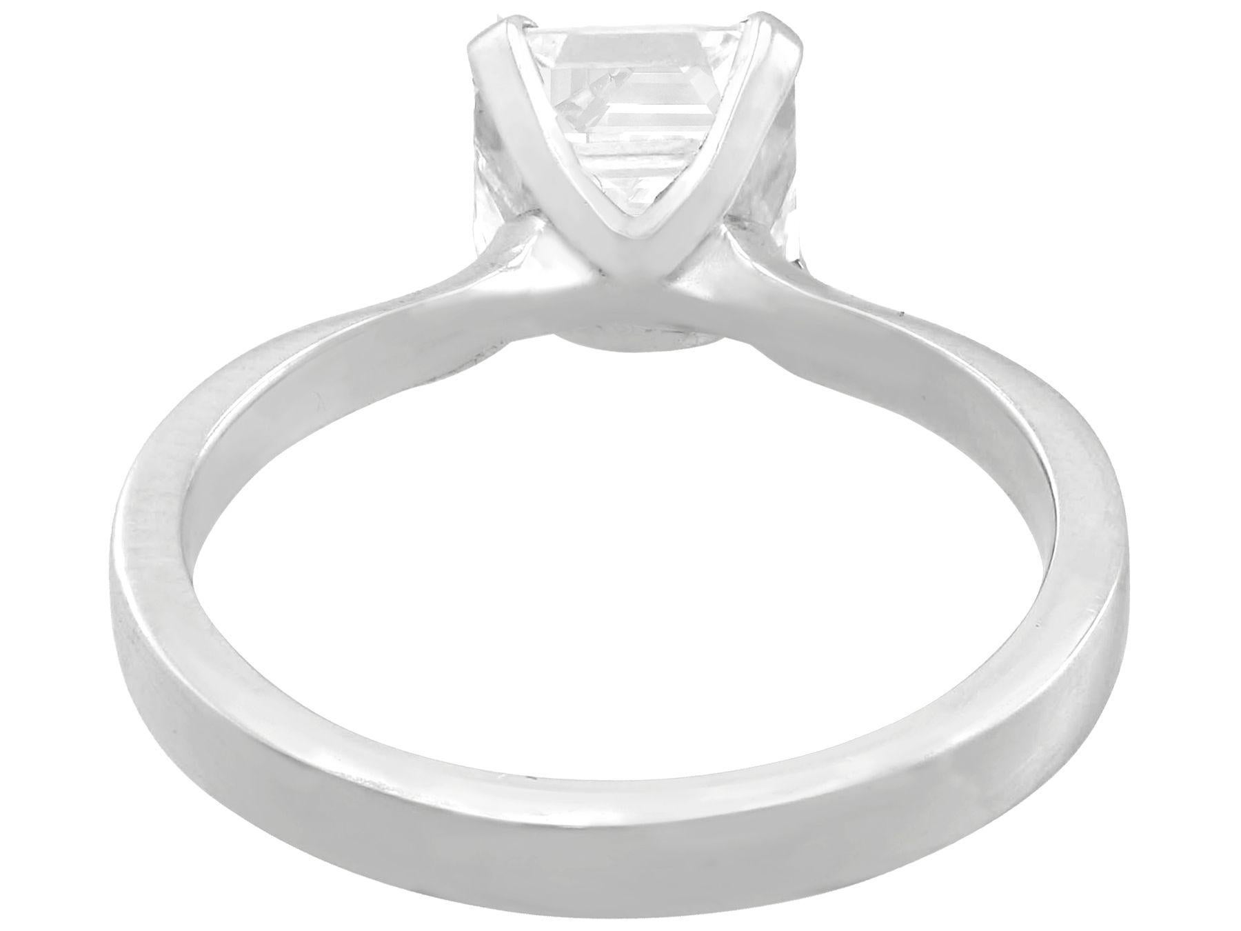Bague de fiançailles solitaire en platine avec diamant taille Asscher de 2.00 carat en vente 2
