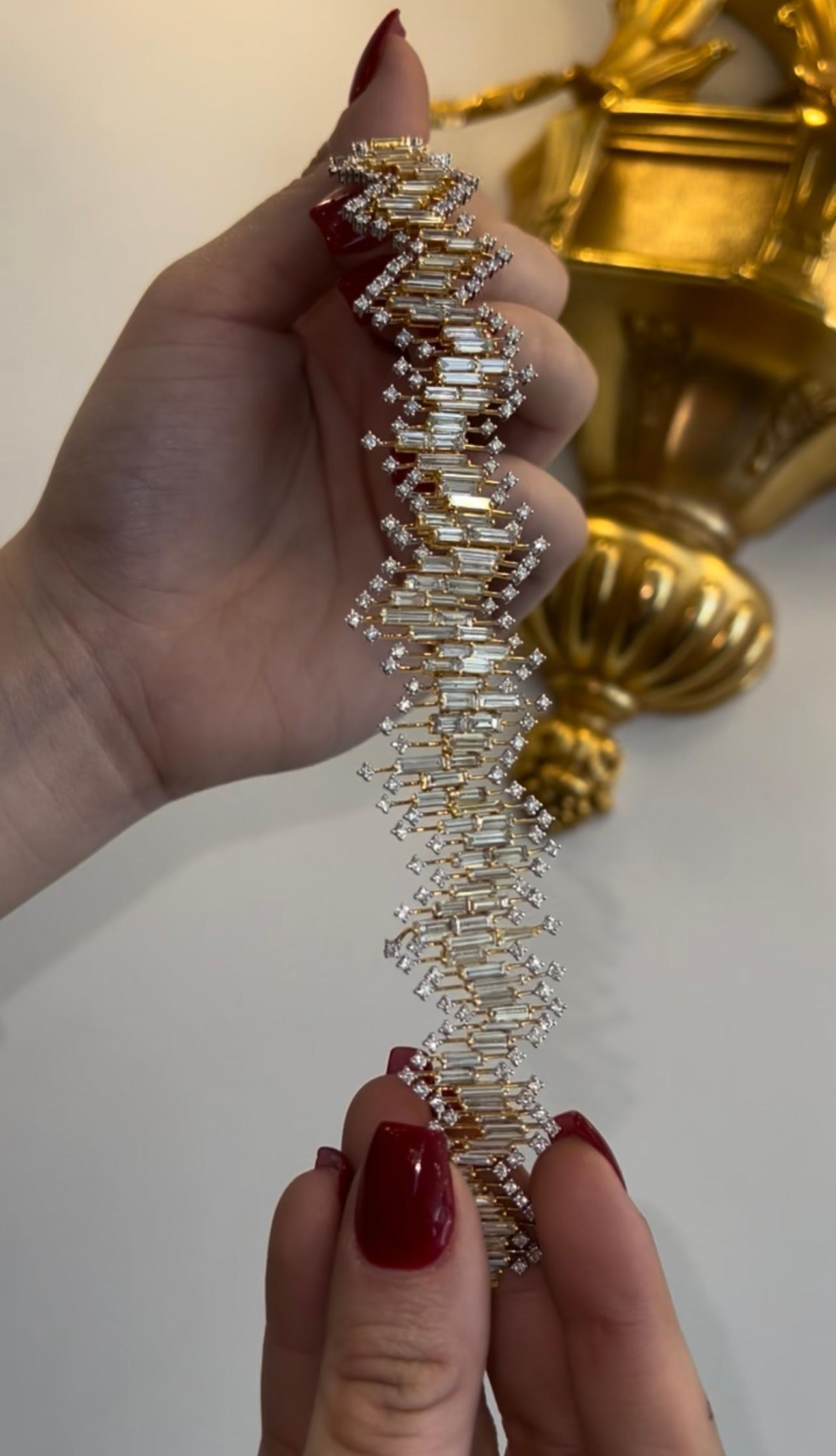 Bracelet en or jaune et blanc avec diamants baguettes et diamants ronds de 20,0 carats en vente 4