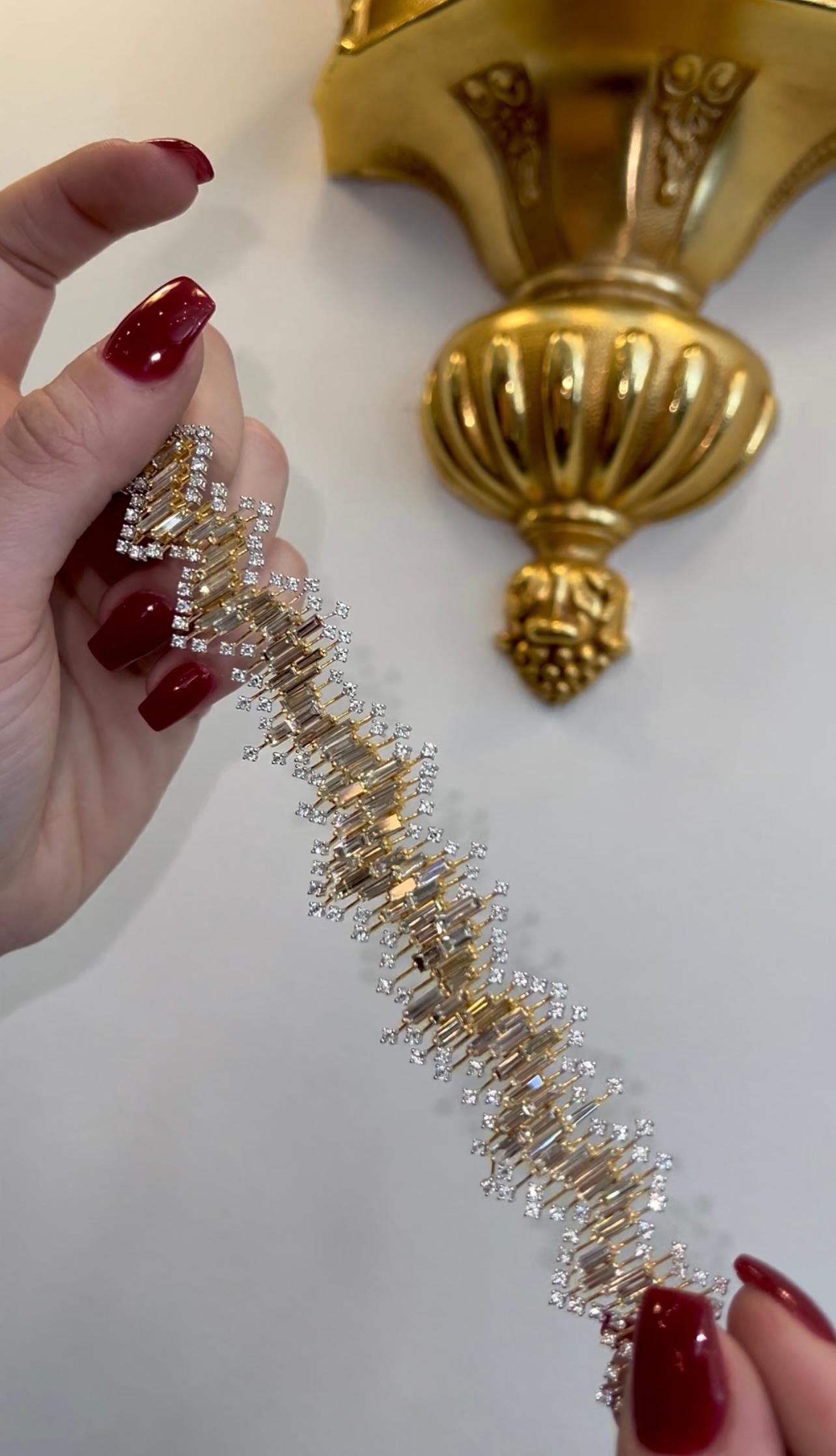 Bracelet en or jaune et blanc avec diamants baguettes et diamants ronds de 20,0 carats en vente 5