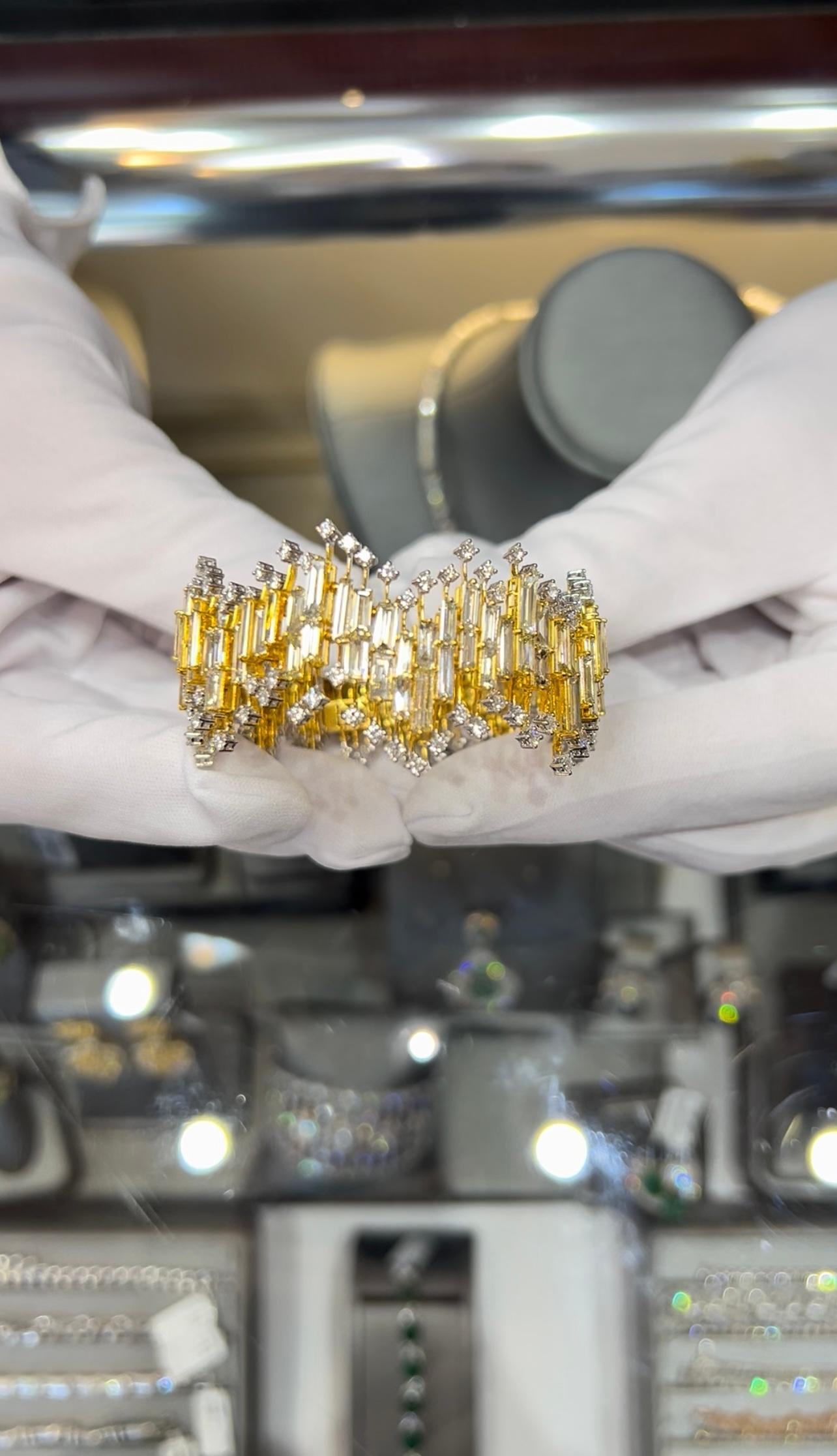 Moderne Bracelet en or jaune et blanc avec diamants baguettes et diamants ronds de 20,0 carats en vente