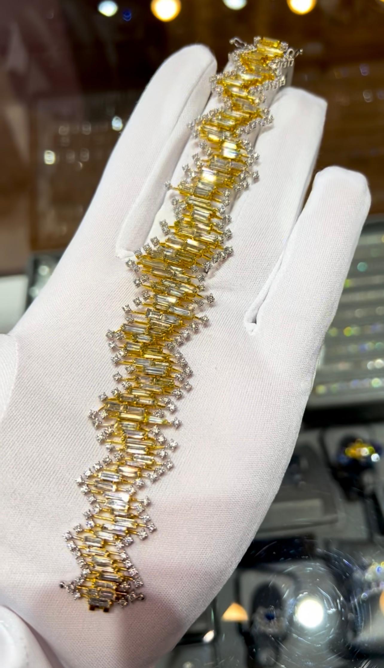 Taille baguette Bracelet en or jaune et blanc avec diamants baguettes et diamants ronds de 20,0 carats en vente