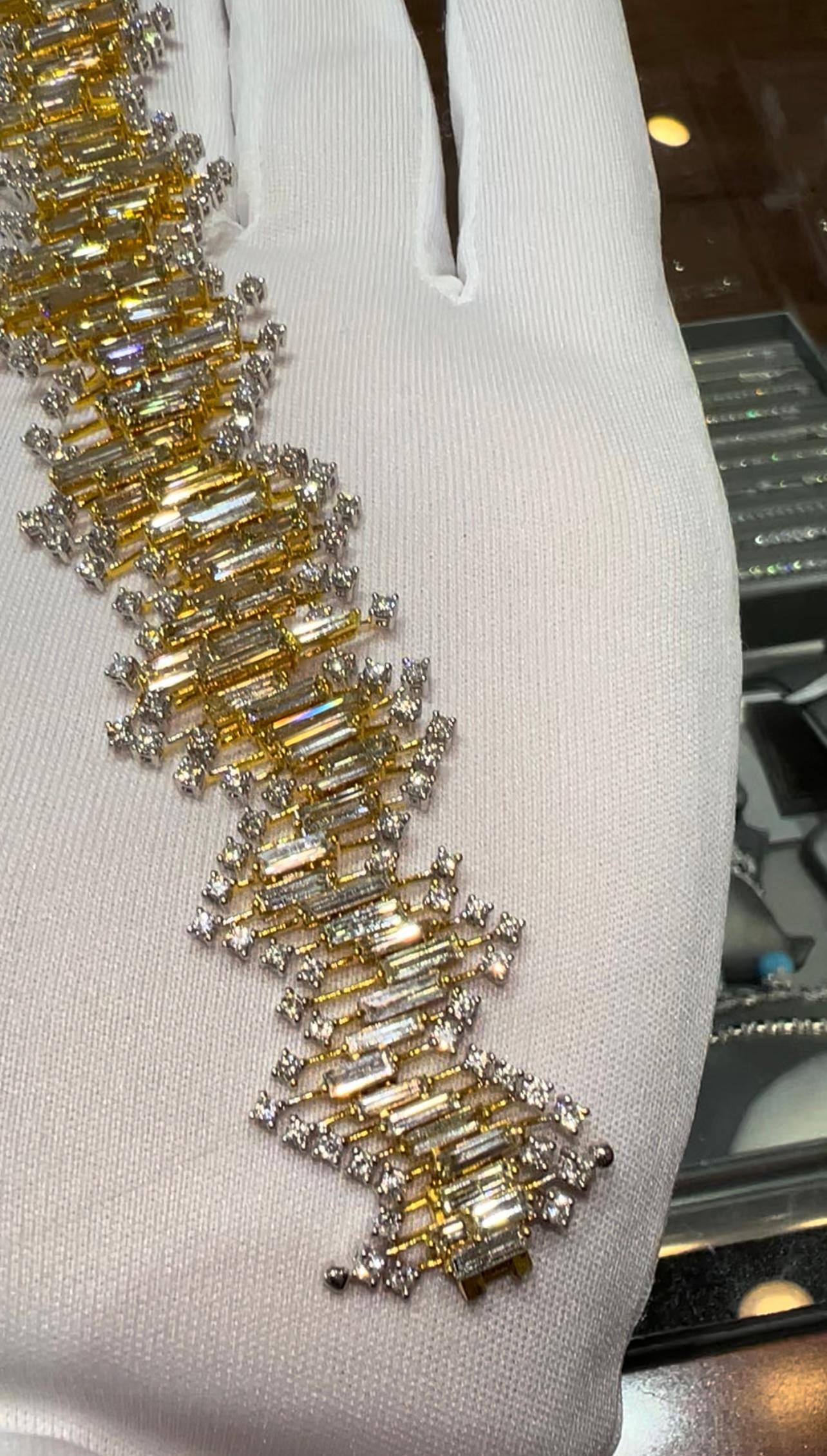 Bracelet en or jaune et blanc avec diamants baguettes et diamants ronds de 20,0 carats Pour femmes en vente