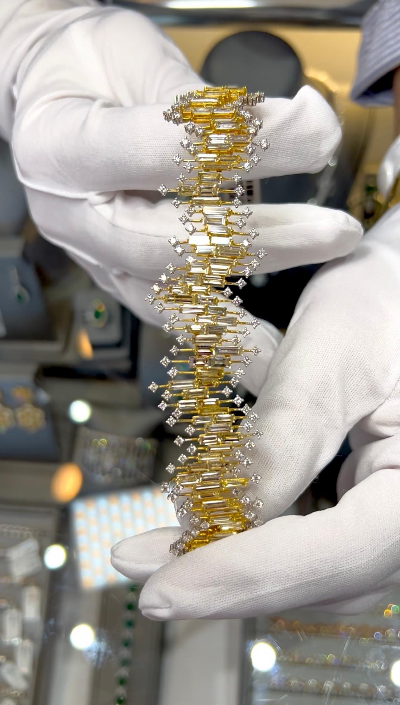 Bracelet en or jaune et blanc avec diamants baguettes et diamants ronds de 20,0 carats en vente 2