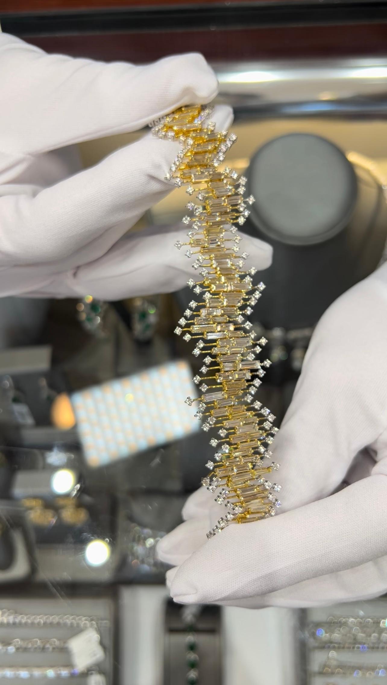 Bracelet en or jaune et blanc avec diamants baguettes et diamants ronds de 20,0 carats en vente 3