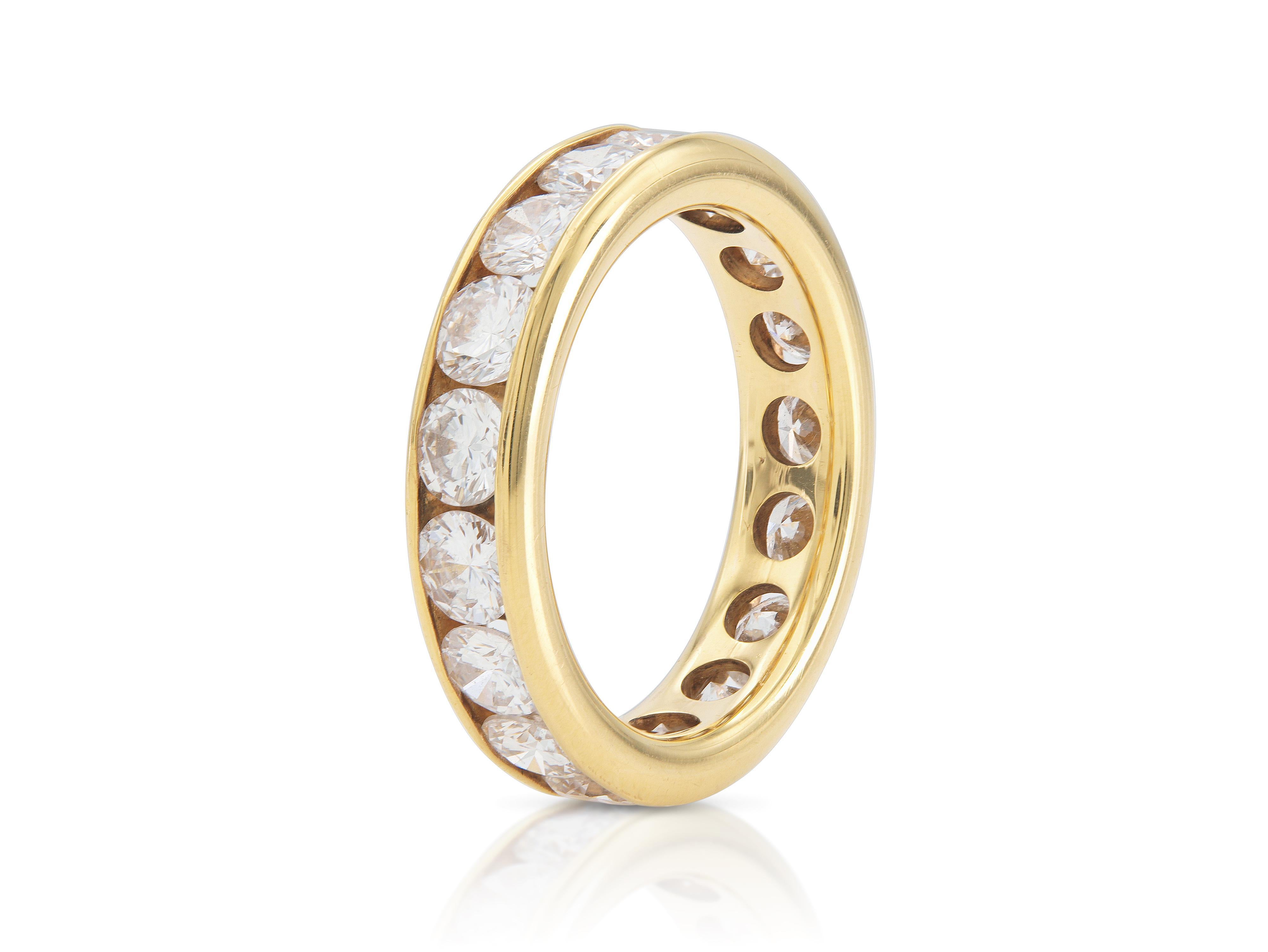 Finamente elaborada en oro amarillo de 18 quilates con 17 diamantes redondos talla brillante que pesan aproximadamente un total de 2,00 quilates, color F-G, claridad VS.
Talla 3 1/2