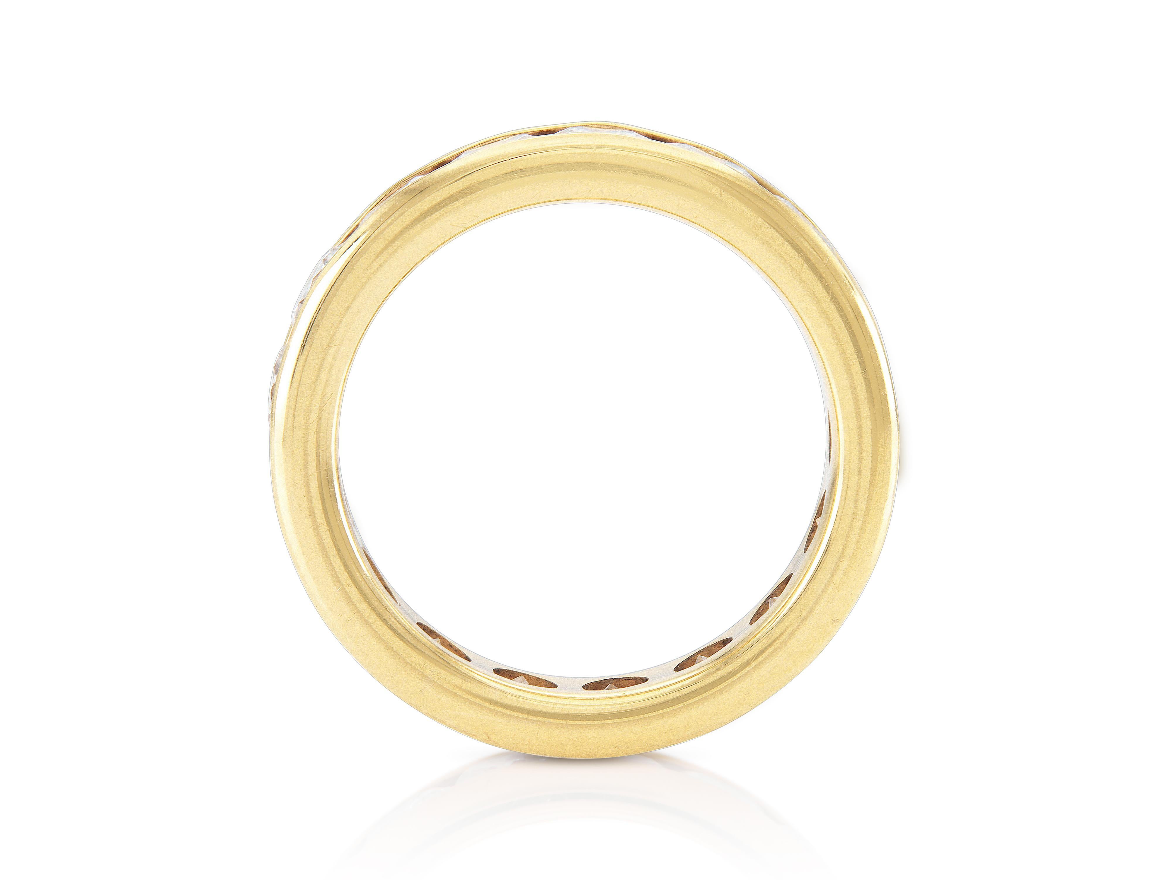 2.00 Carat Diamond Channel Set Eternity Band en Bueno estado para la venta en New York, NY