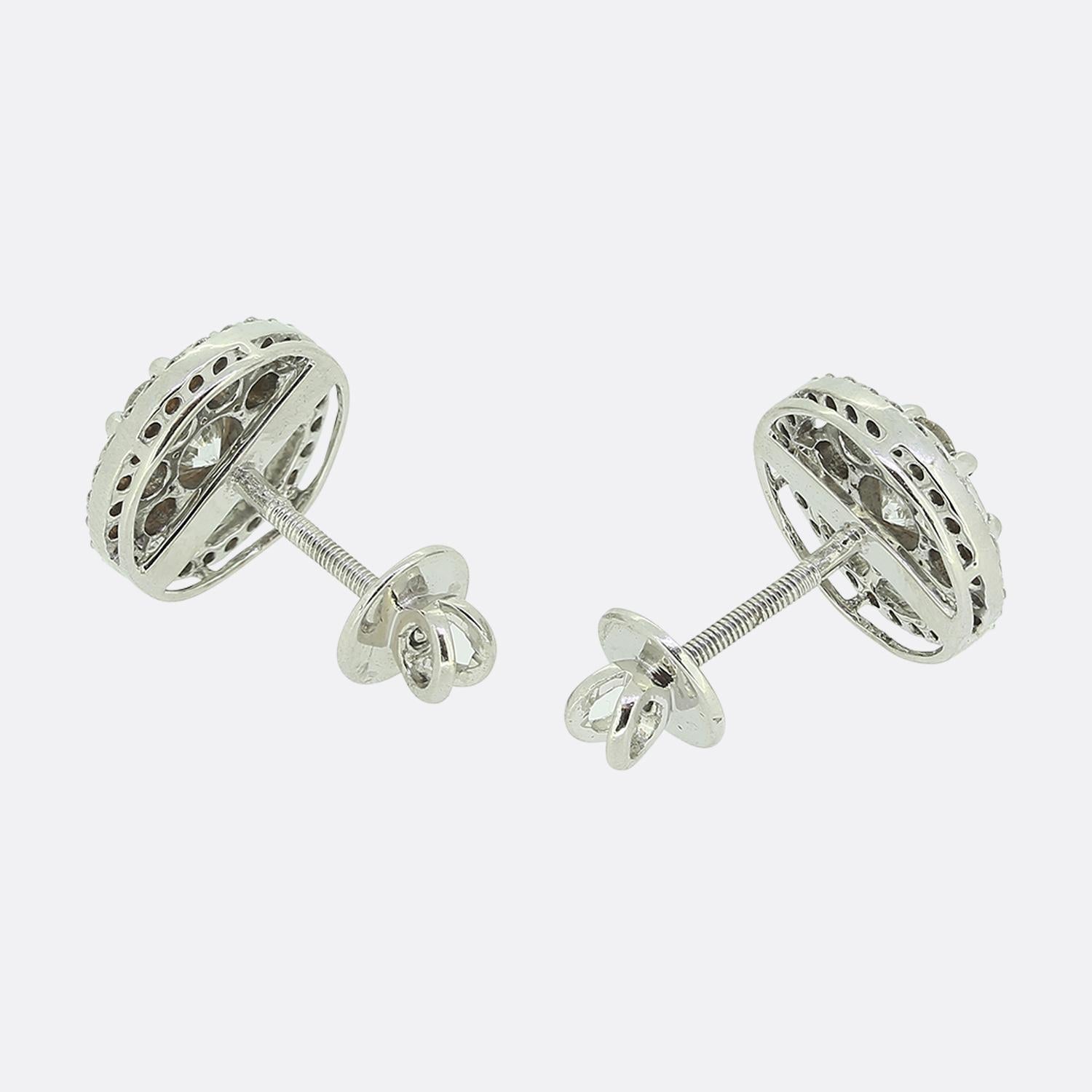 2.00 Carat Diamond Cluster Earrings In Good Condition For Sale In London, GB