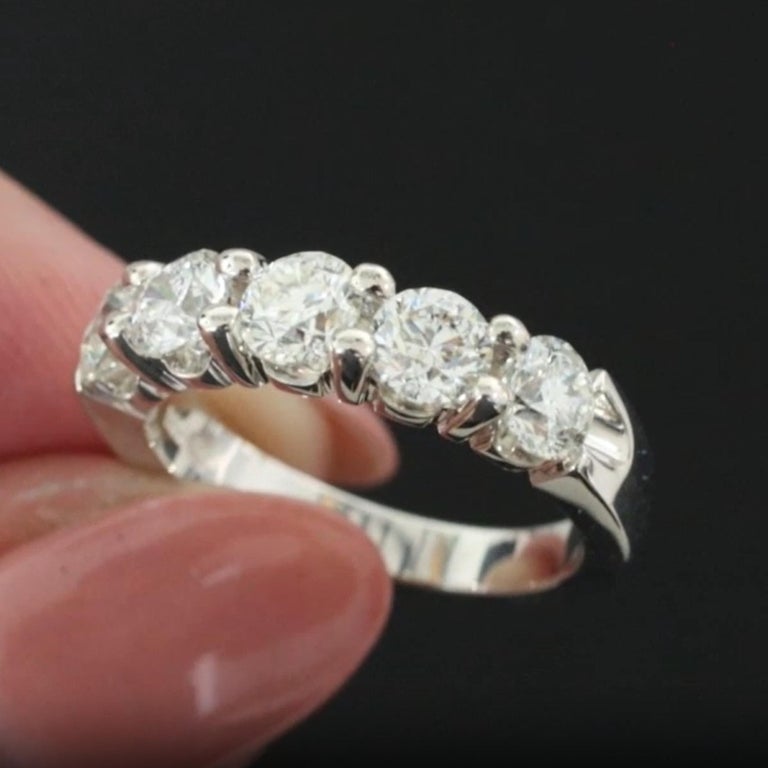 Hermoso Anillo De Compromiso De Oro Blanco De 14 Quilates Estilo Pavé Redondo Con Diamante Cultivado En Laboratorio De 2,12 Quilates - España
