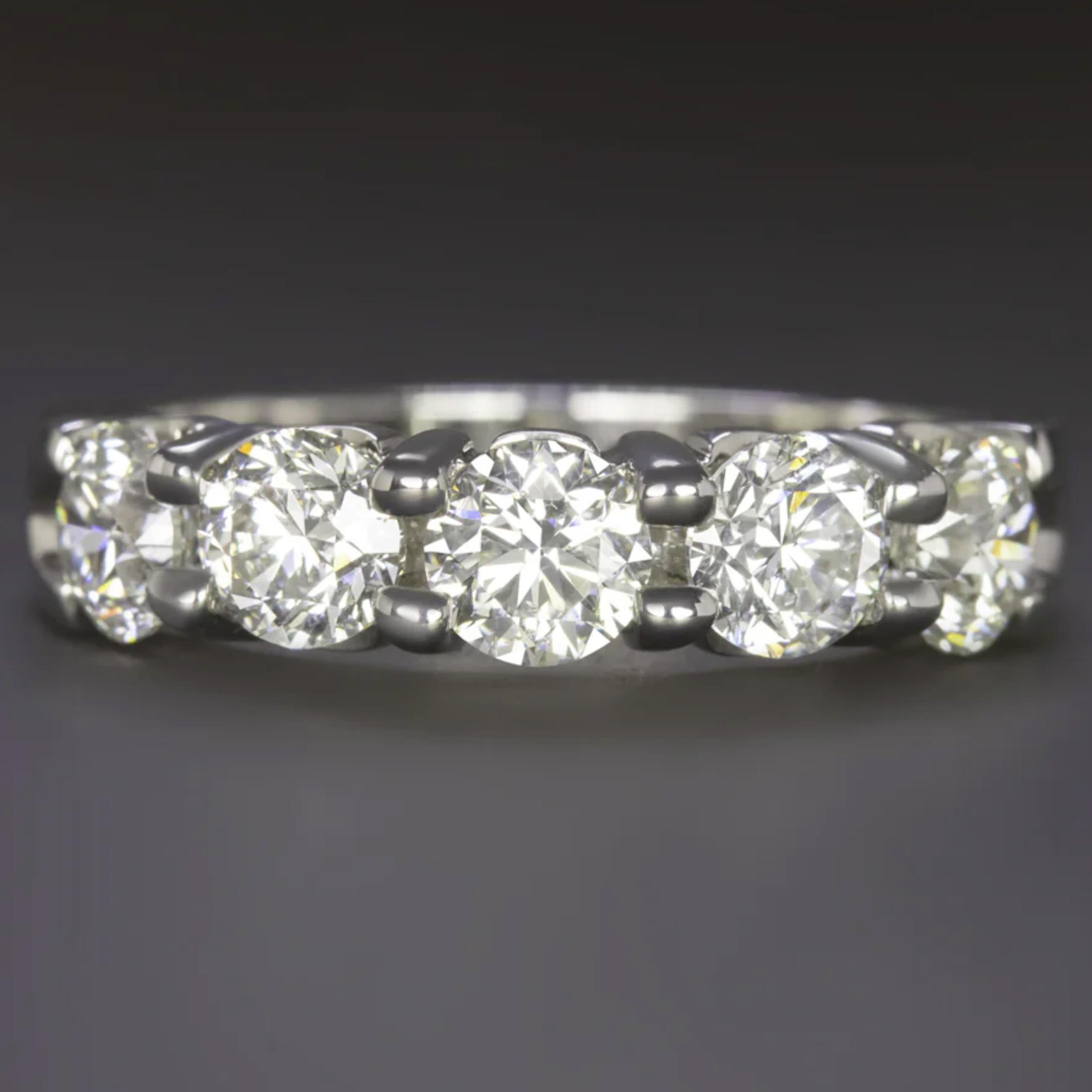 2,00 Karat Diamant-Ehering mit fünf Steinen aus 14k Weißgold (Zeitgenössisch) im Angebot