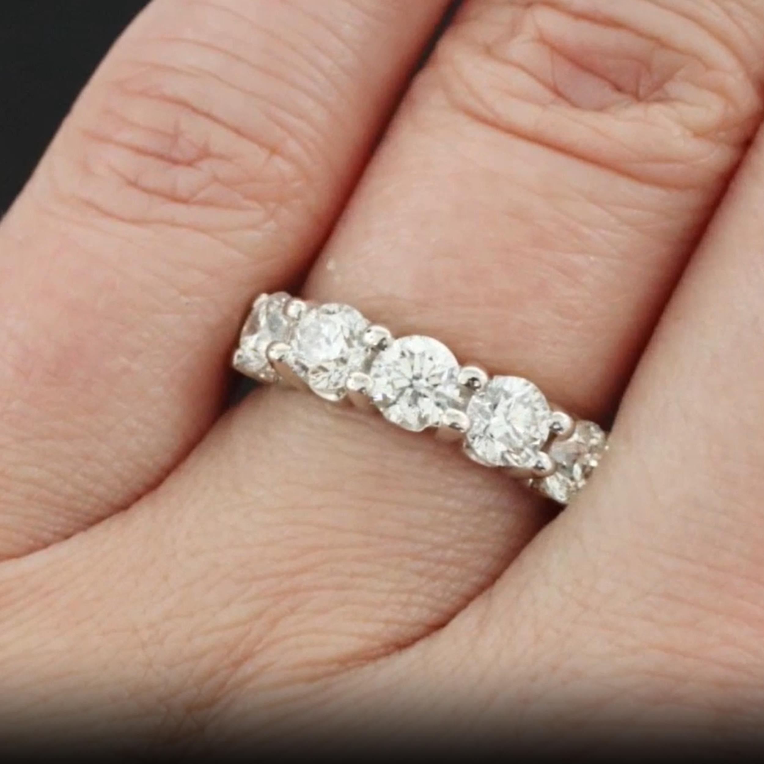 2,00 Karat Diamant-Ehering mit fünf Steinen aus 14k Weißgold (Rundschliff) im Angebot