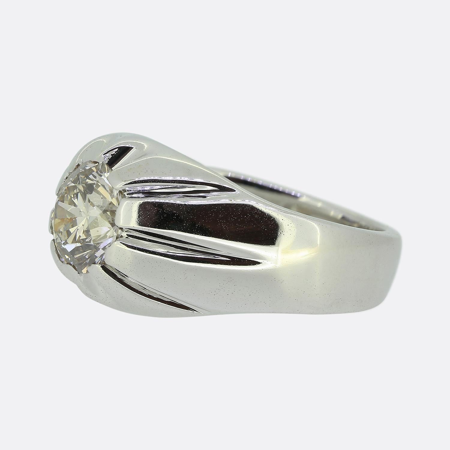 Ecco un sorprendente anello gitano da uomo con un singolo diamante rotondo a taglio brillante da 2,00 carati. Questa pietra solitaria è incastonata al centro di un'audace montatura in oro bianco 18ct lucido. Il design presenta un motivo a raggiera