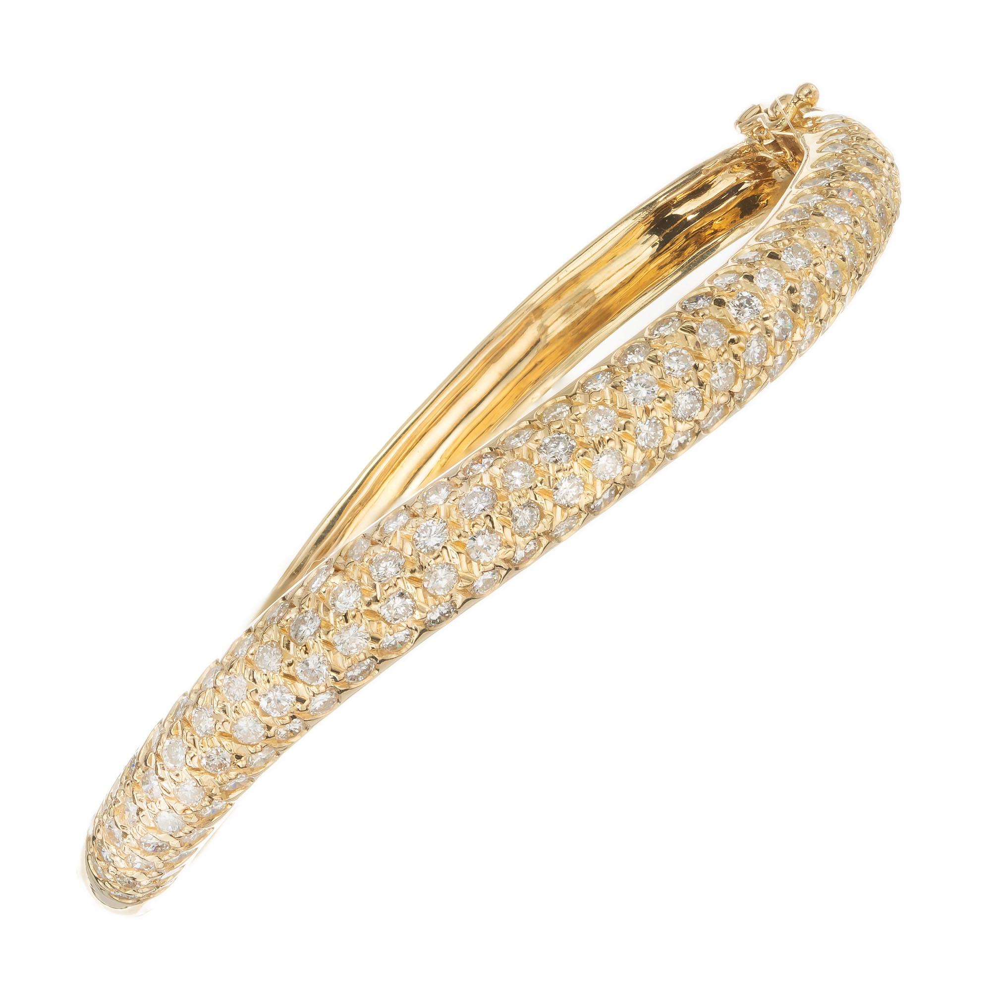 2.00 carat pave set diamond bangle bracelet. 18k yellow gold swirl bangle bracelet with built in catch and two side lock safety. 7-7.5 in length.

128 round brilliant cut diamonds, H-I SI approx. 2.00cts
7-7.5 inches in length
18k yellow gold