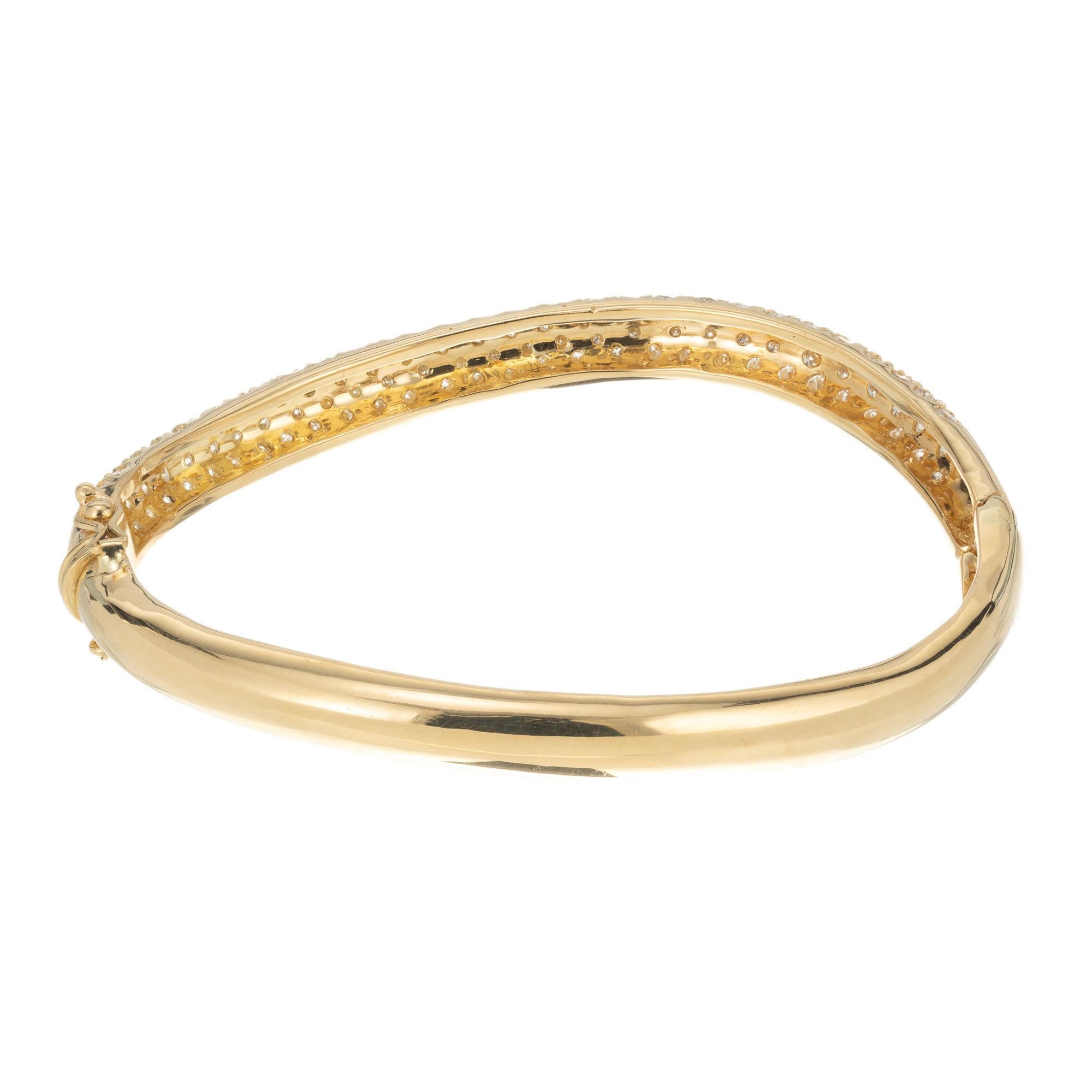 2.00 Carat Diamond Yellow Gold Swirl Bangle Bracelet In Good Condition For Sale In Stamford, CT