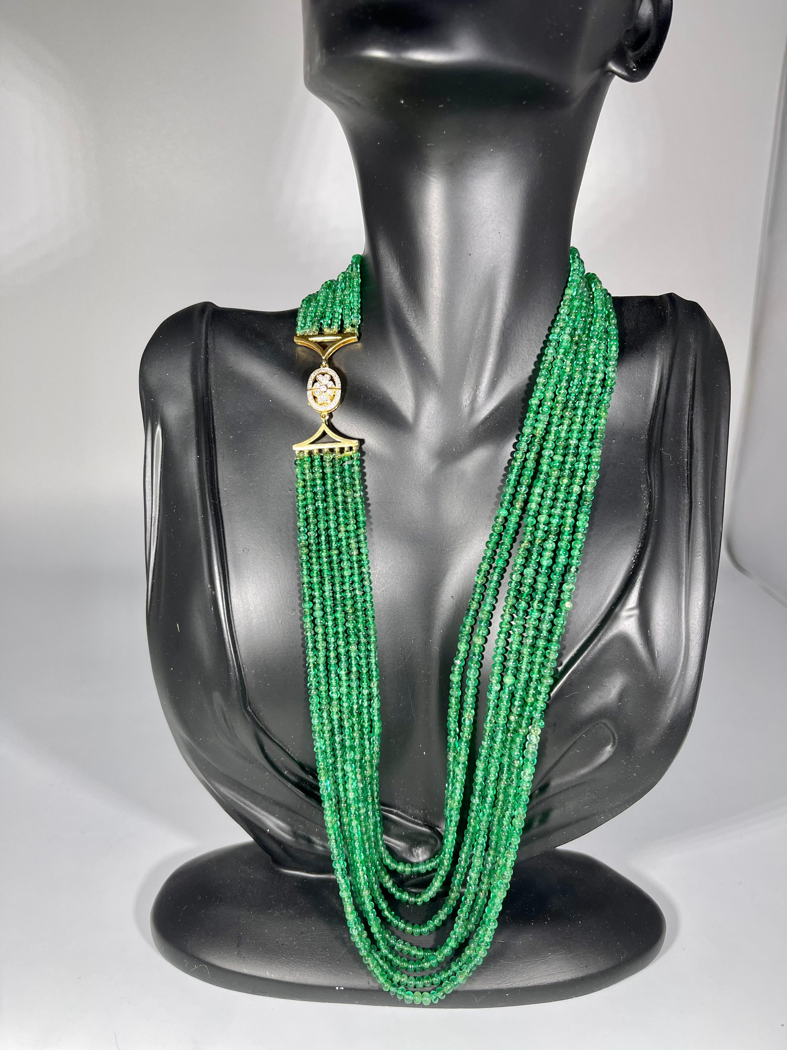 200 Carat Emerald Beads 7 Line Necklace with Diamond Clasp 18 Karat Yellow Gold For Sale 3