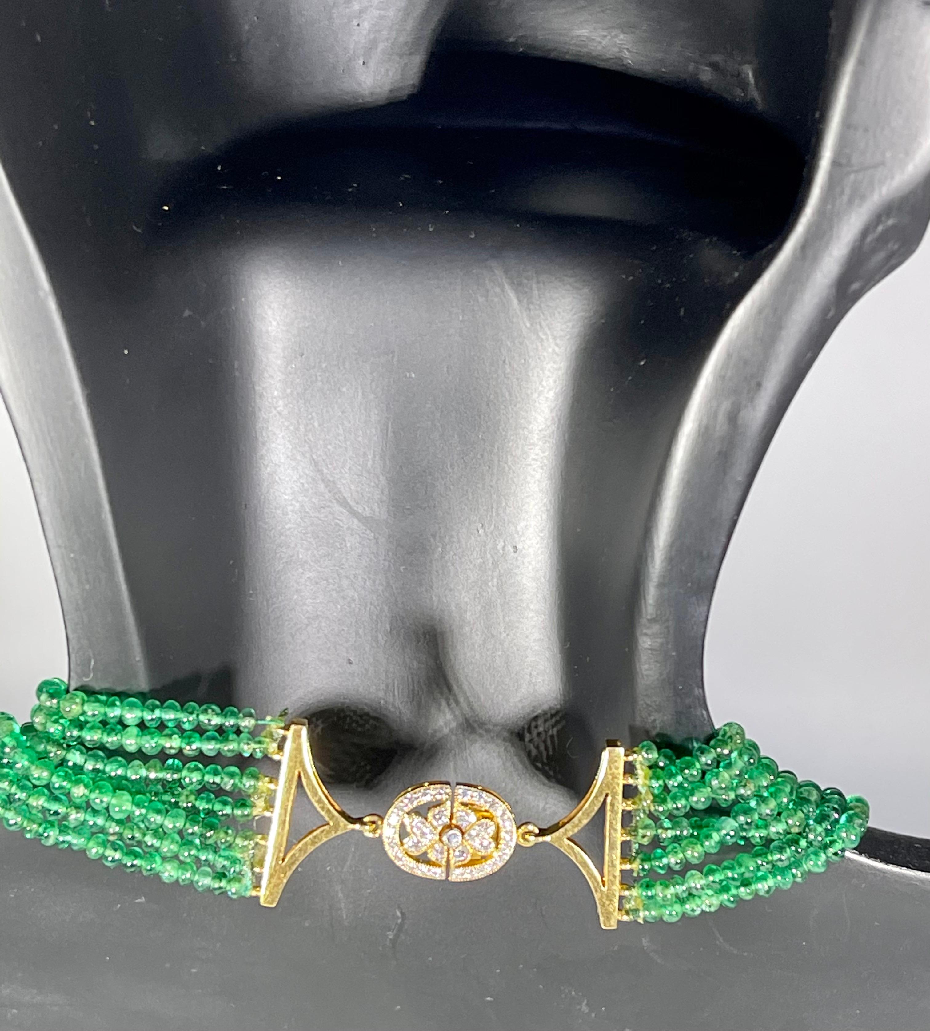 200 Carat Emerald Beads 7 Line Necklace with Diamond Clasp 18 Karat Yellow Gold For Sale 4