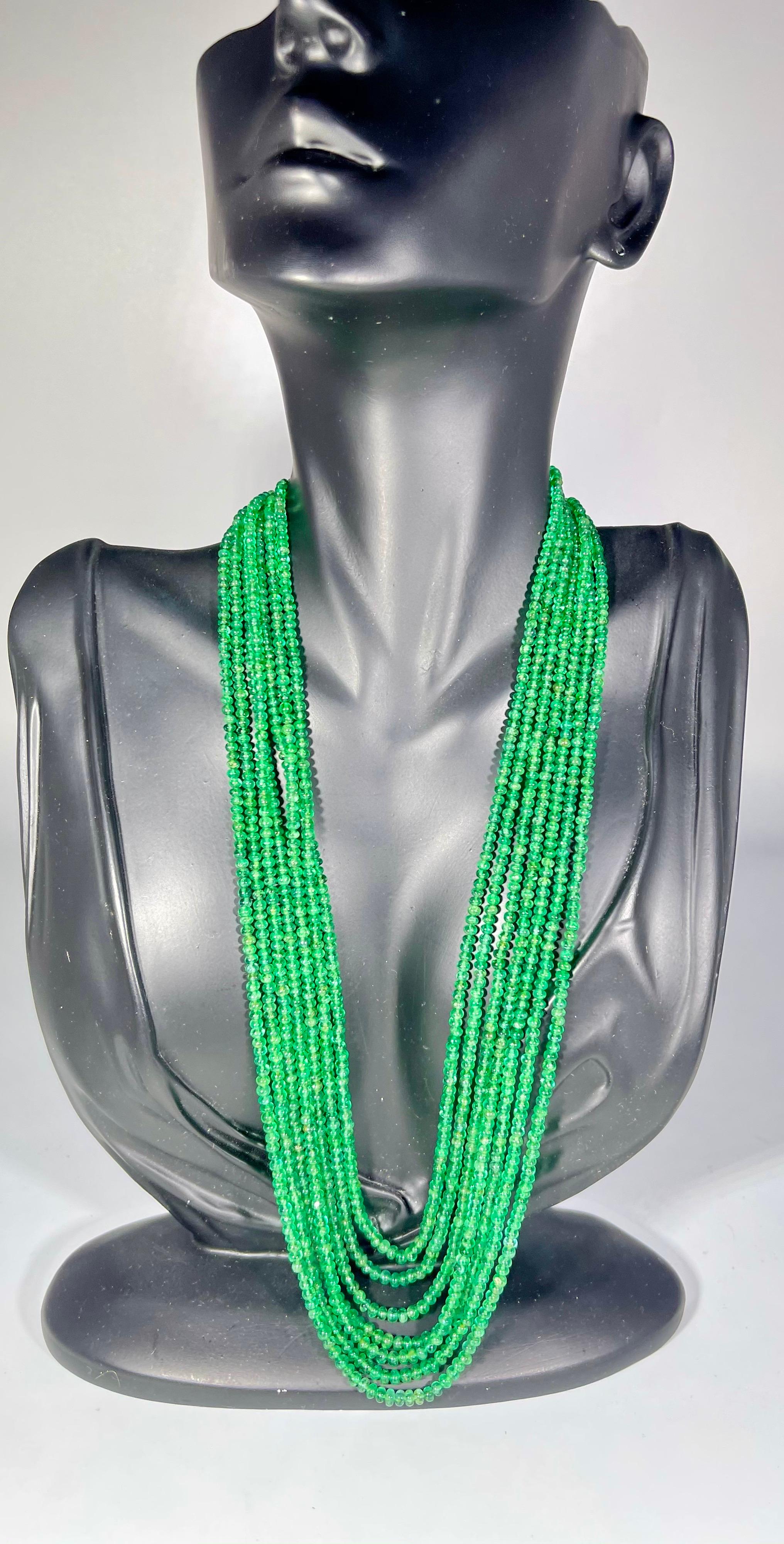 200 Carat Emerald Beads 7 Line Necklace with Diamond Clasp 18 Karat Yellow Gold For Sale 5